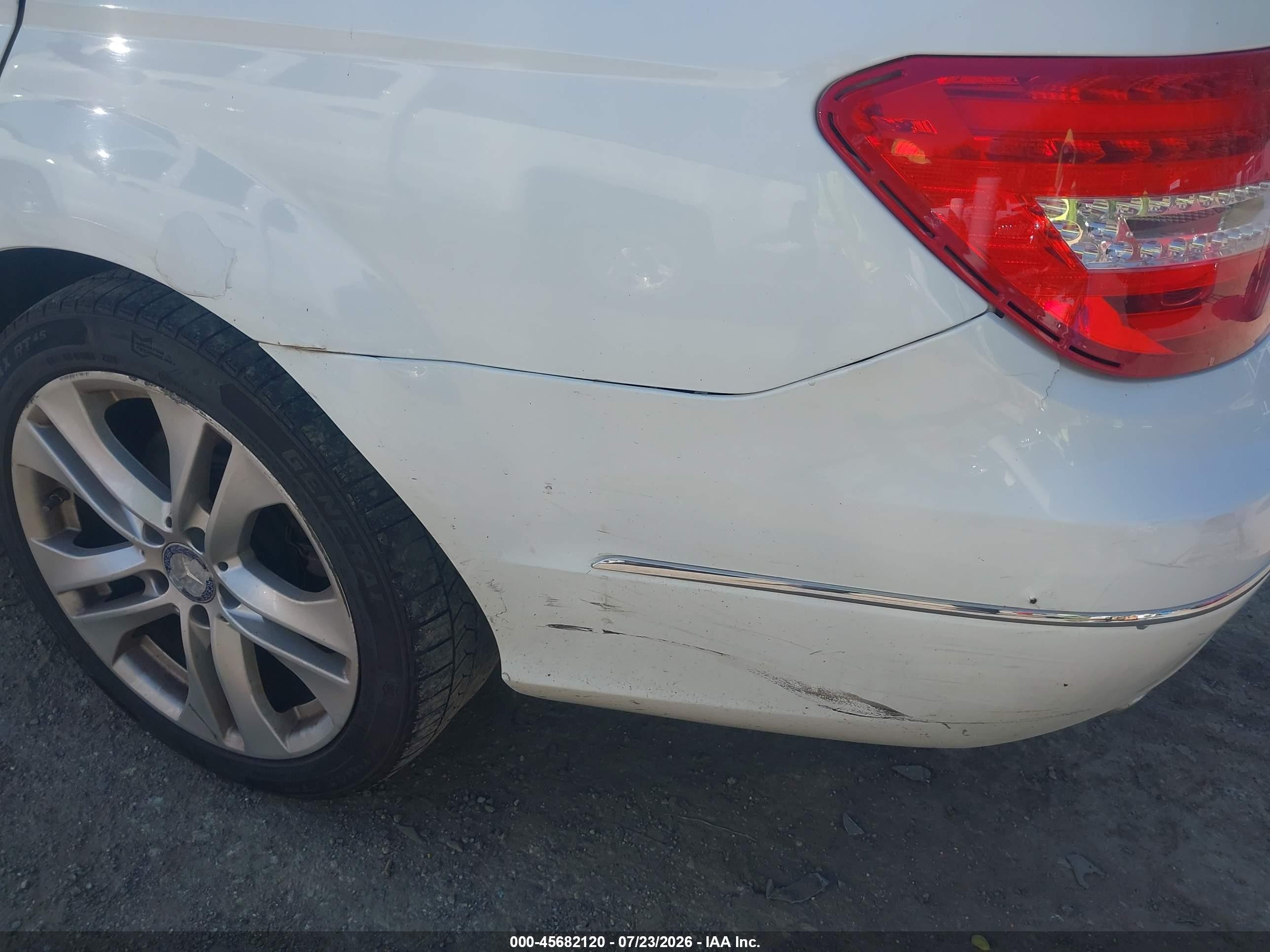 2013 Mercedes-benz C 300 Luxury 4matic White vin: WDDGF8AB8DR290460