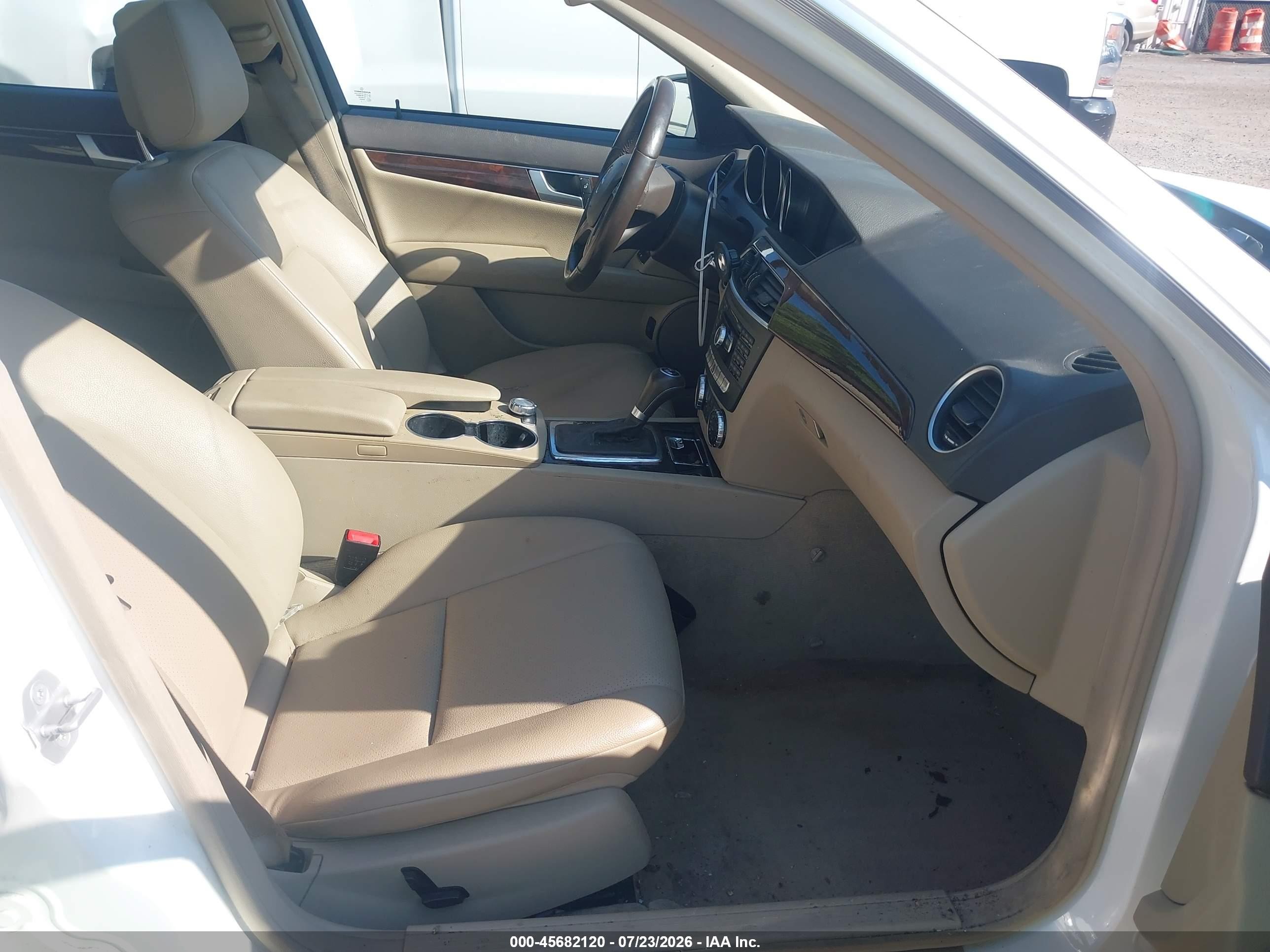 2013 Mercedes-benz C 300 Luxury 4matic White vin: WDDGF8AB8DR290460