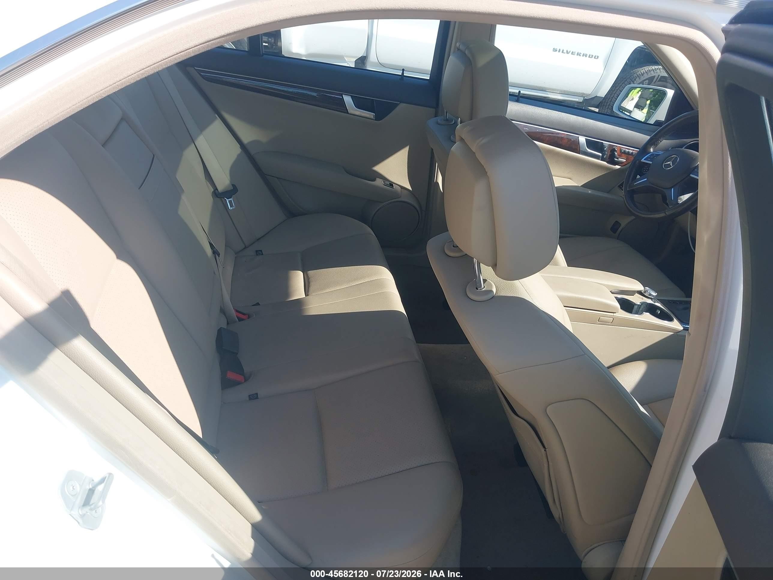 2013 Mercedes-benz C 300 Luxury 4matic White vin: WDDGF8AB8DR290460