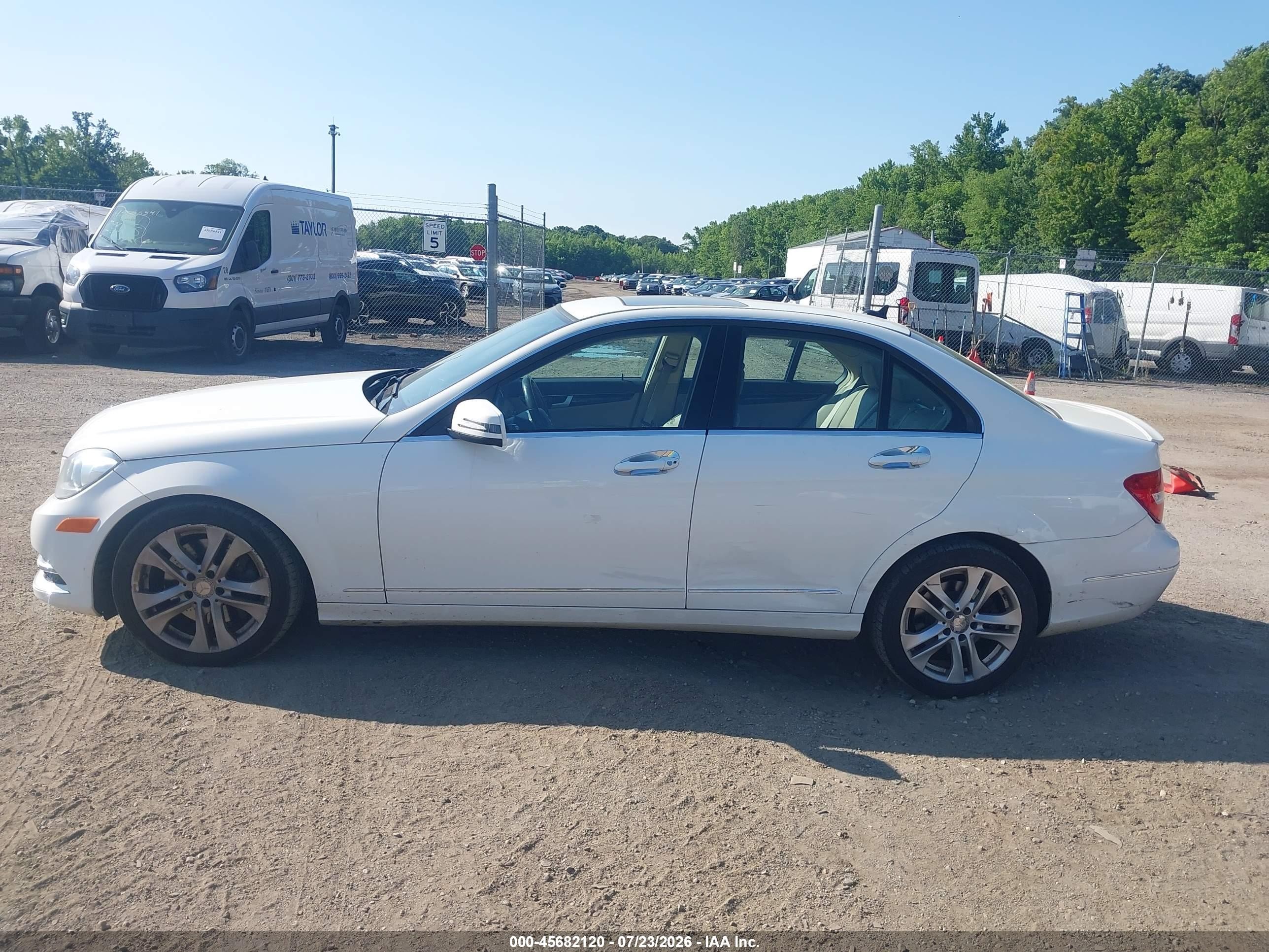 2013 Mercedes-benz C 300 Luxury 4matic White vin: WDDGF8AB8DR290460