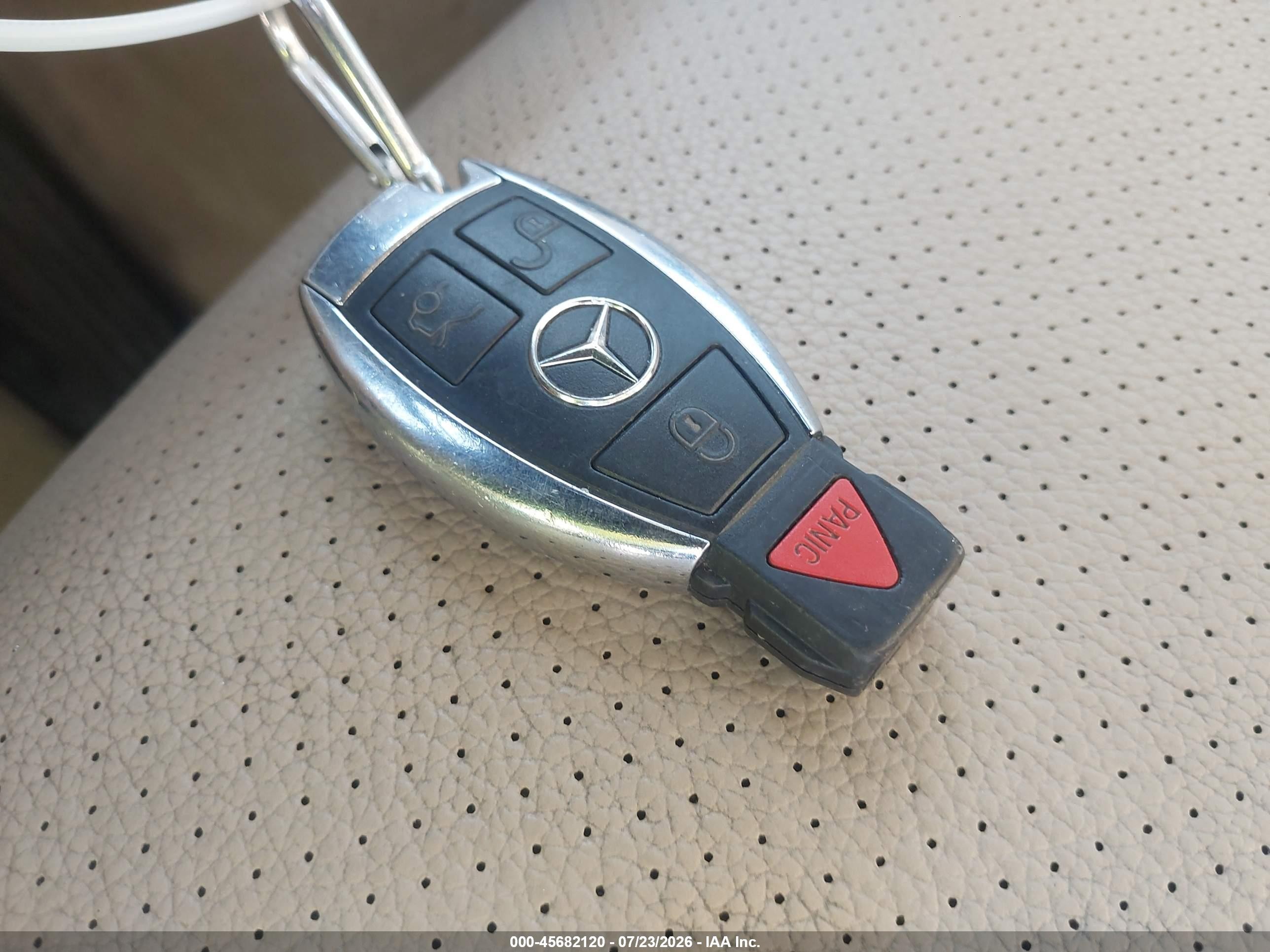 2013 Mercedes-benz C 300 Luxury 4matic White vin: WDDGF8AB8DR290460