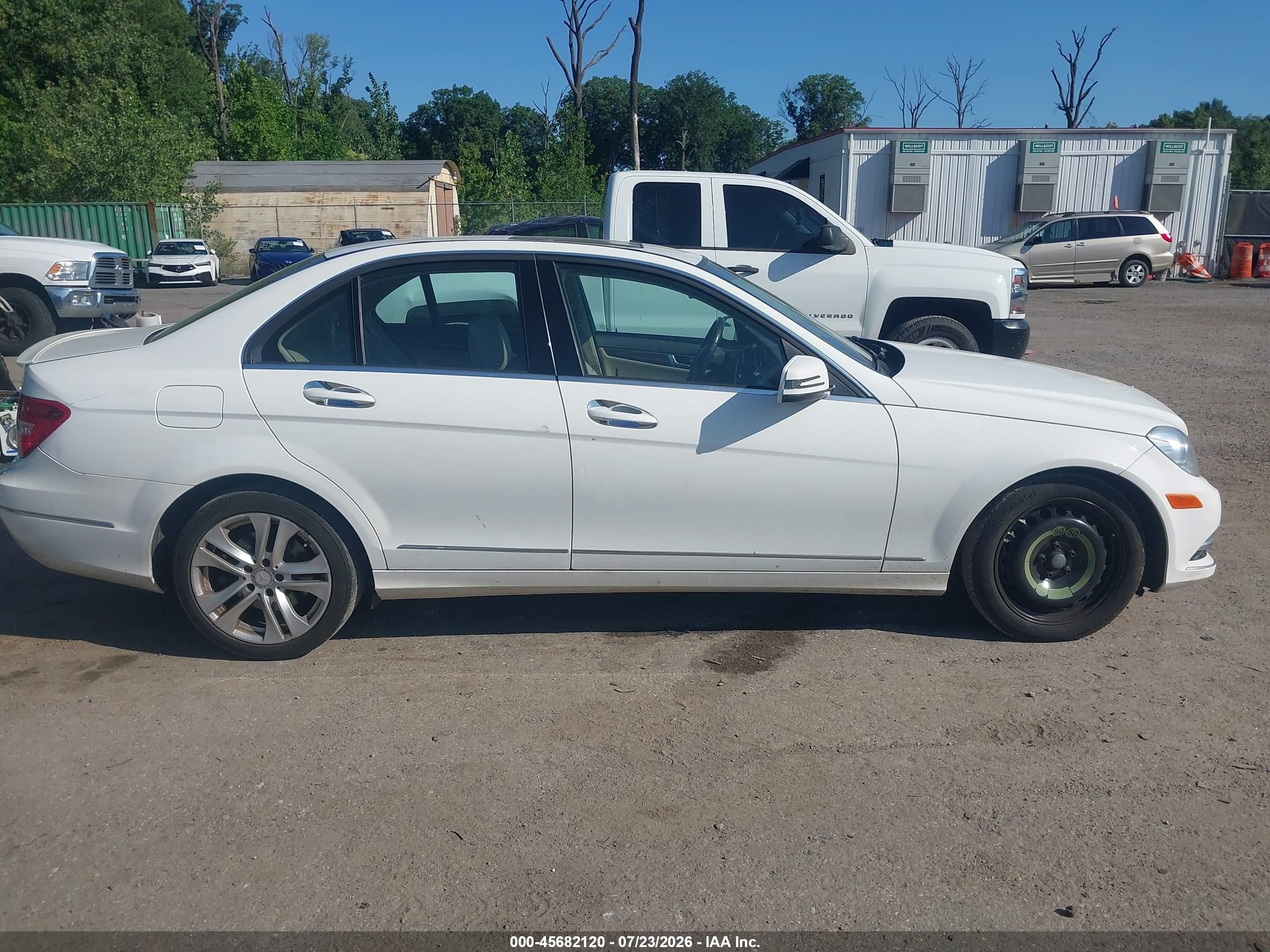 2013 Mercedes-benz C 300 Luxury 4matic White vin: WDDGF8AB8DR290460