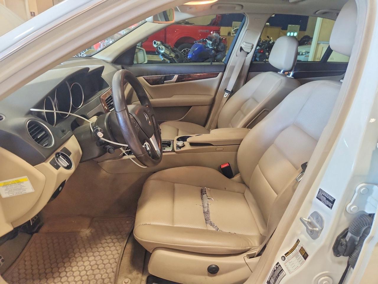 2013 Mercedes-benz C 300 4matic White vin: WDDGF8AB9DG108518