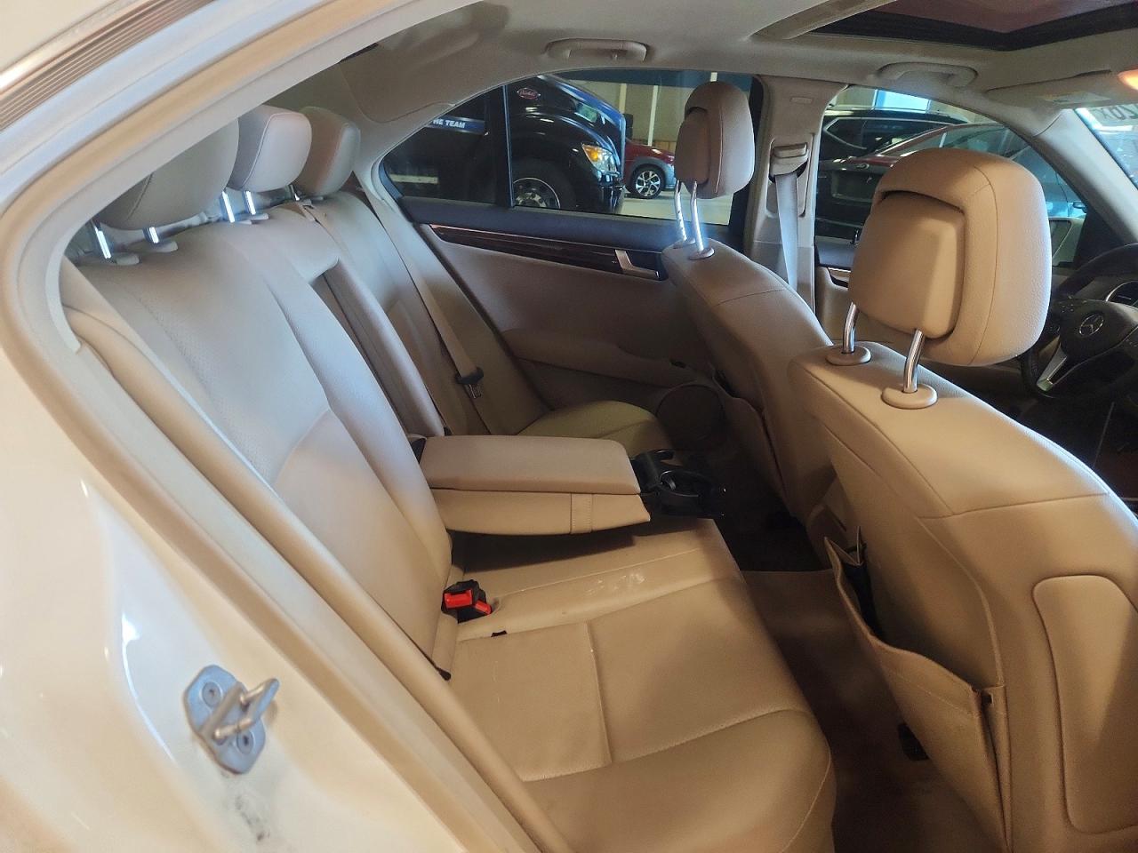 2013 Mercedes-benz C 300 4matic White vin: WDDGF8AB9DG108518