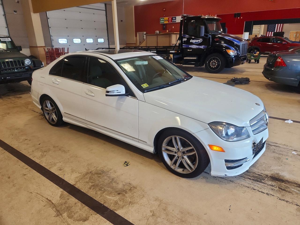 2013 Mercedes-benz C 300 4matic White vin: WDDGF8AB9DG108518