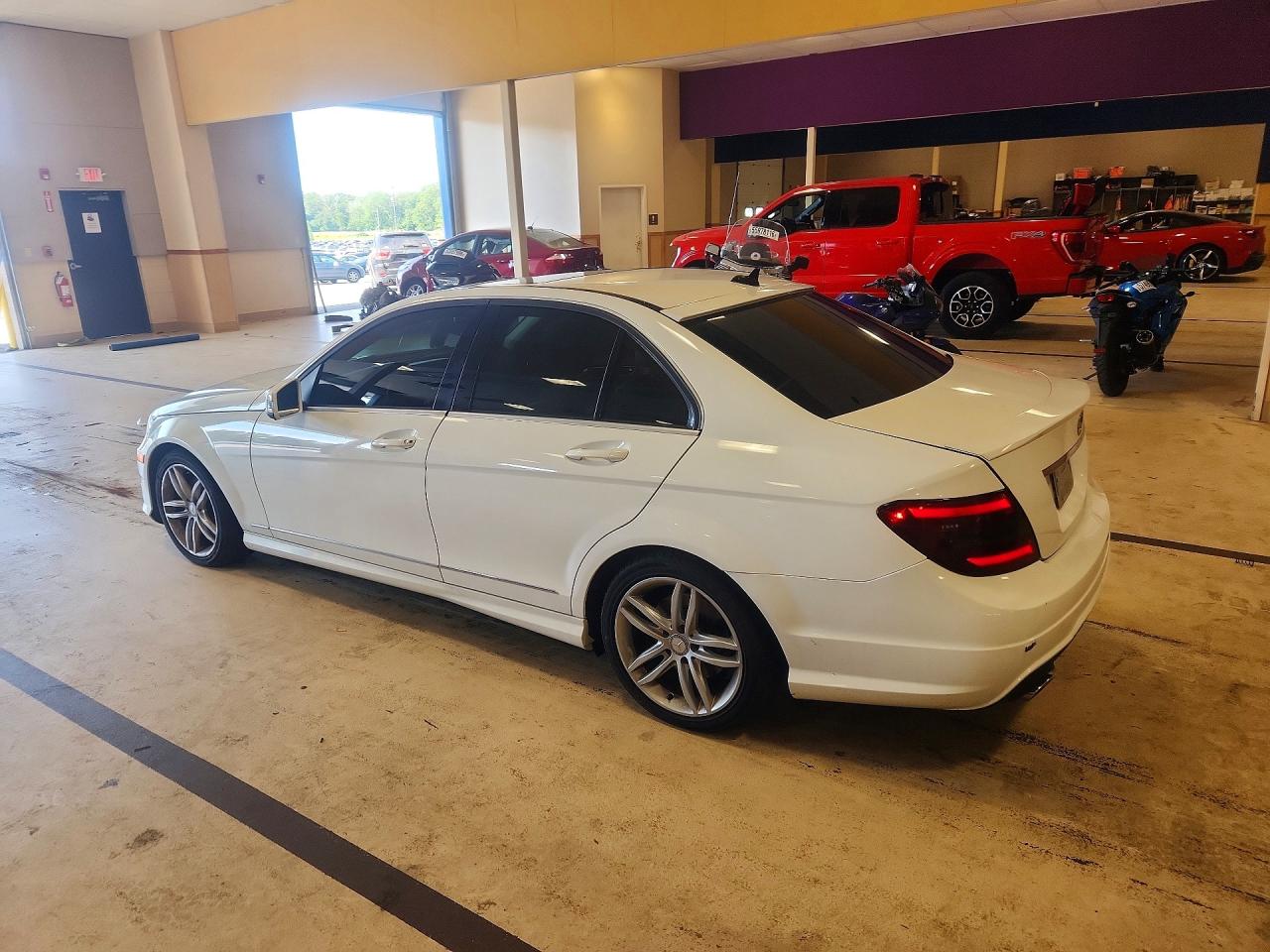 2013 Mercedes-benz C 300 4matic White vin: WDDGF8AB9DG108518