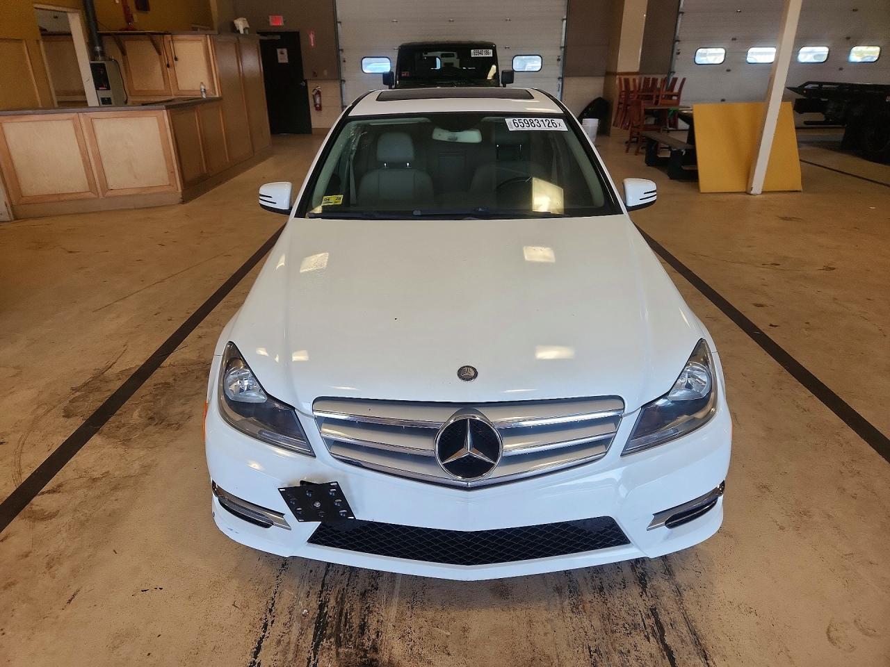 2013 Mercedes-benz C 300 4matic White vin: WDDGF8AB9DG108518