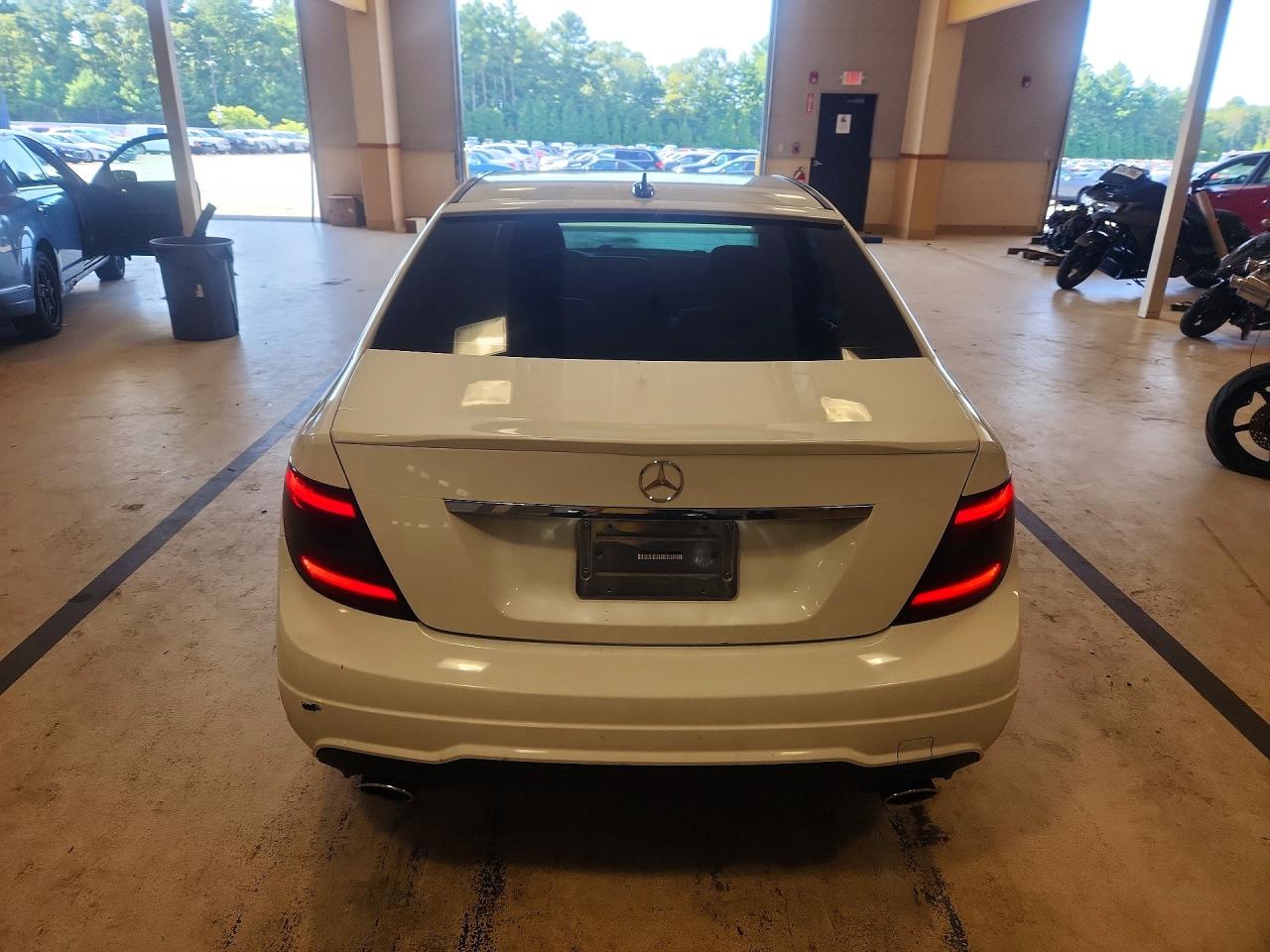 2013 Mercedes-benz C 300 4matic White vin: WDDGF8AB9DG108518
