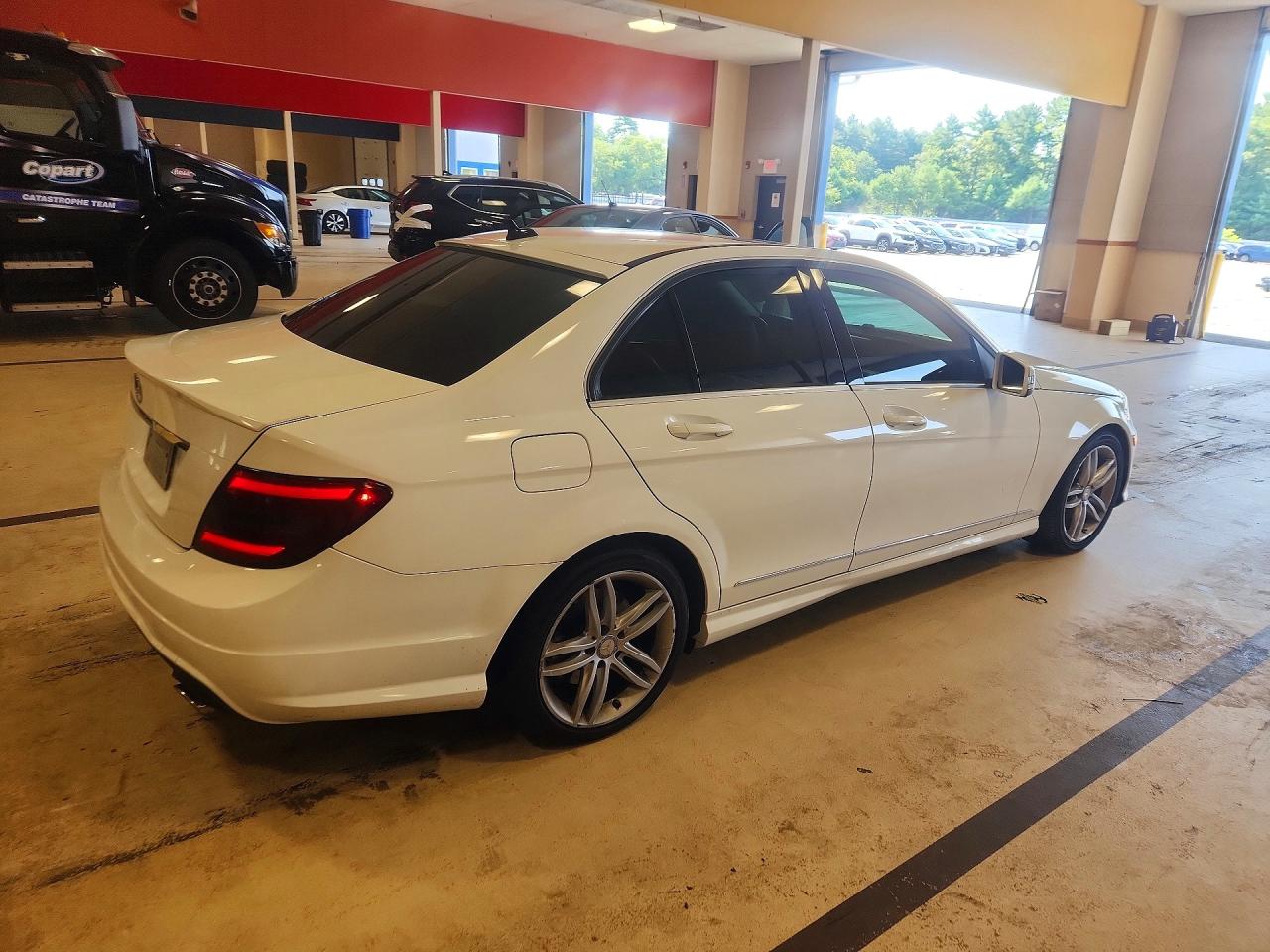 2013 Mercedes-benz C 300 4matic White vin: WDDGF8AB9DG108518
