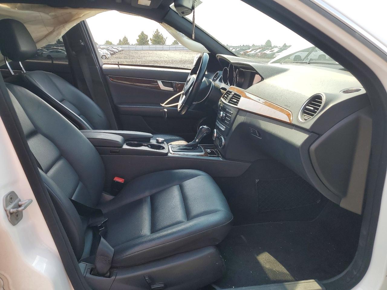 2013 Mercedes-benz C 300 4matic White vin: WDDGF8AB9DR255829