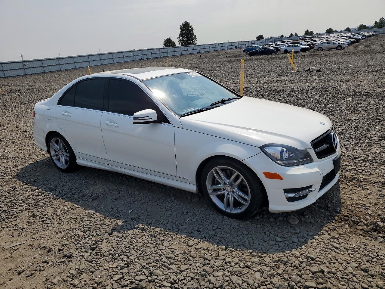 2013 Mercedes-benz C 300 4matic White vin: WDDGF8AB9DR255829