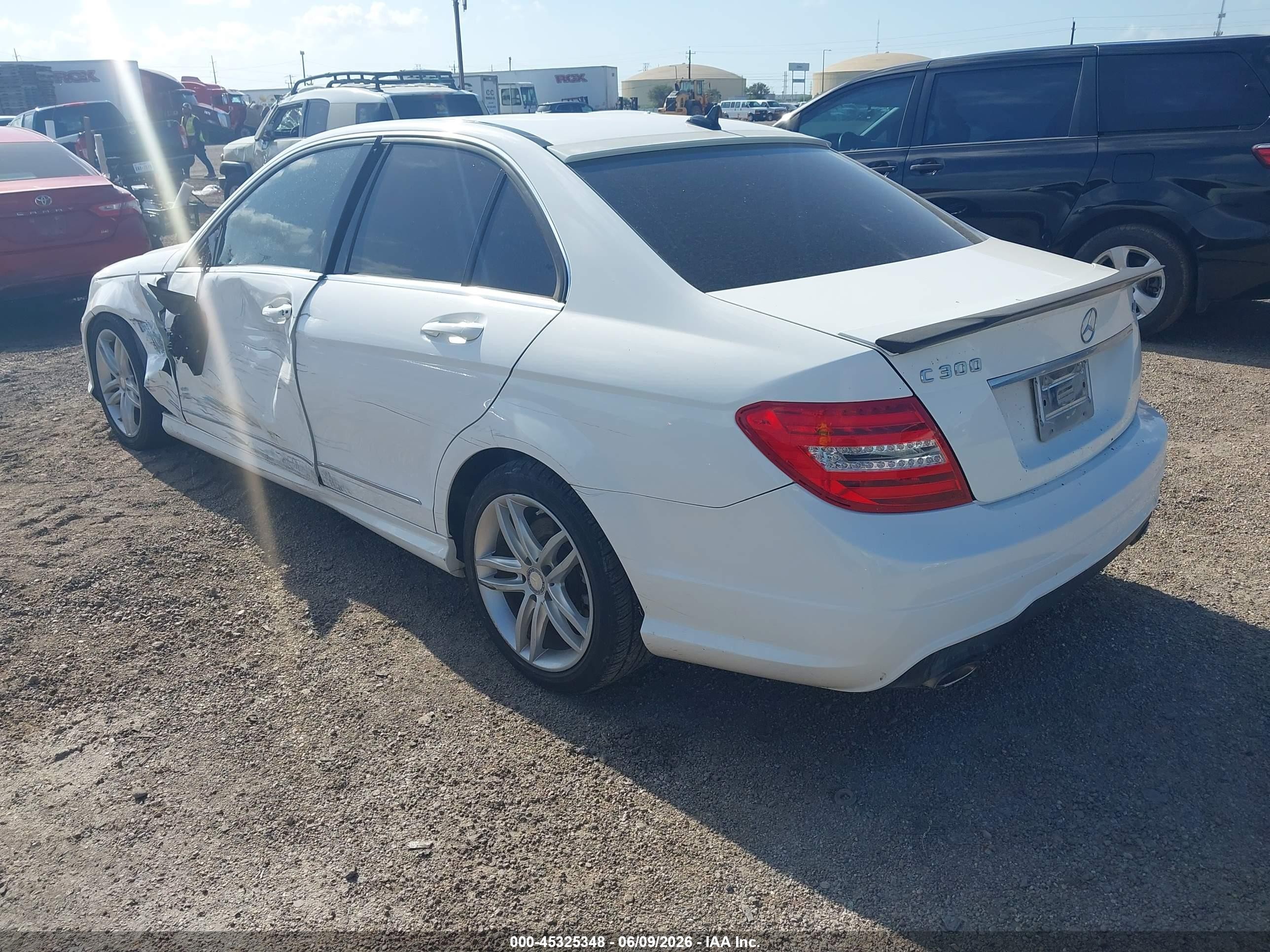 2013 Mercedes-benz C 300 Sport 4matic White vin: WDDGF8AB9DR281556