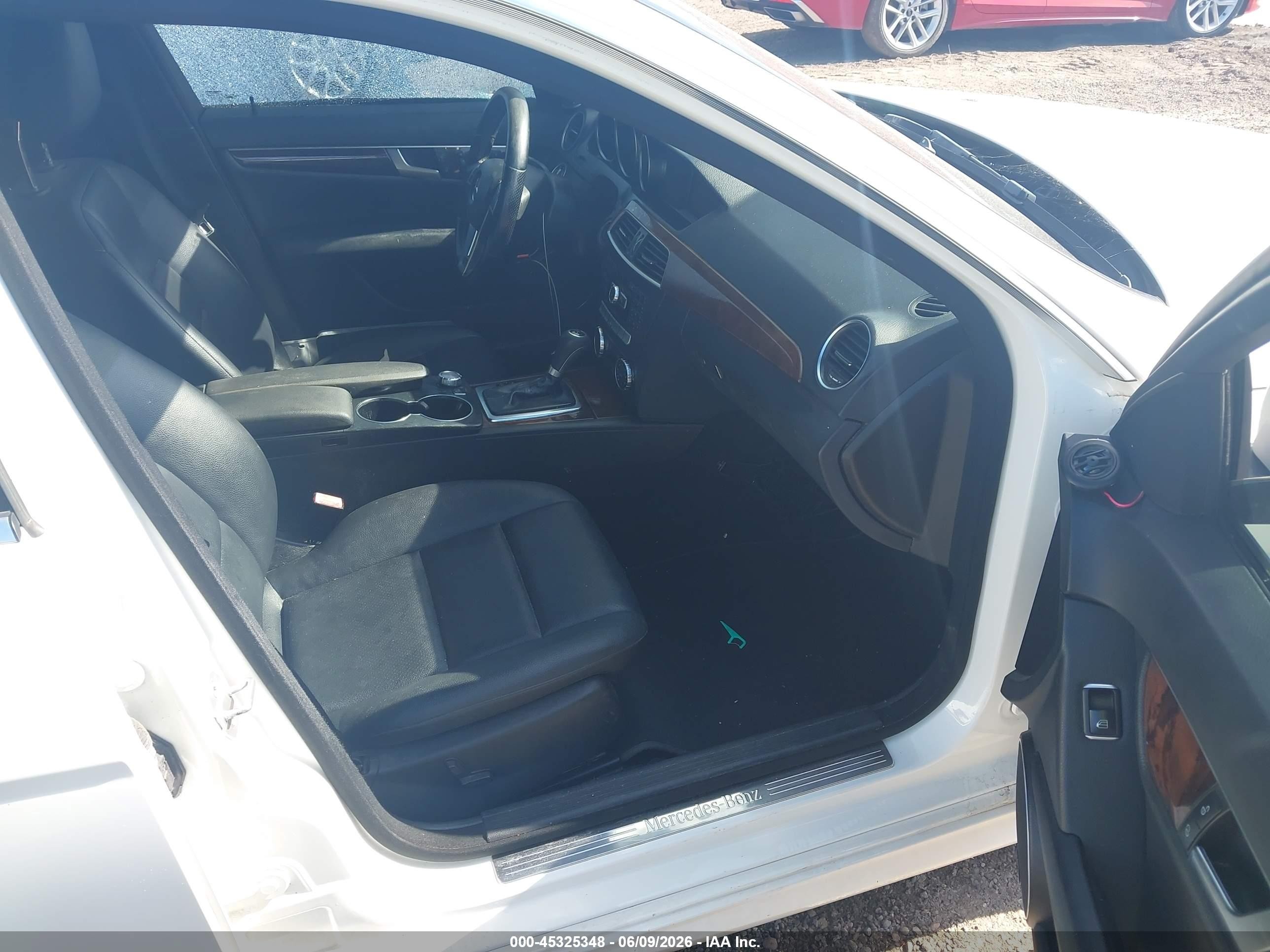 2013 Mercedes-benz C 300 Sport 4matic White vin: WDDGF8AB9DR281556