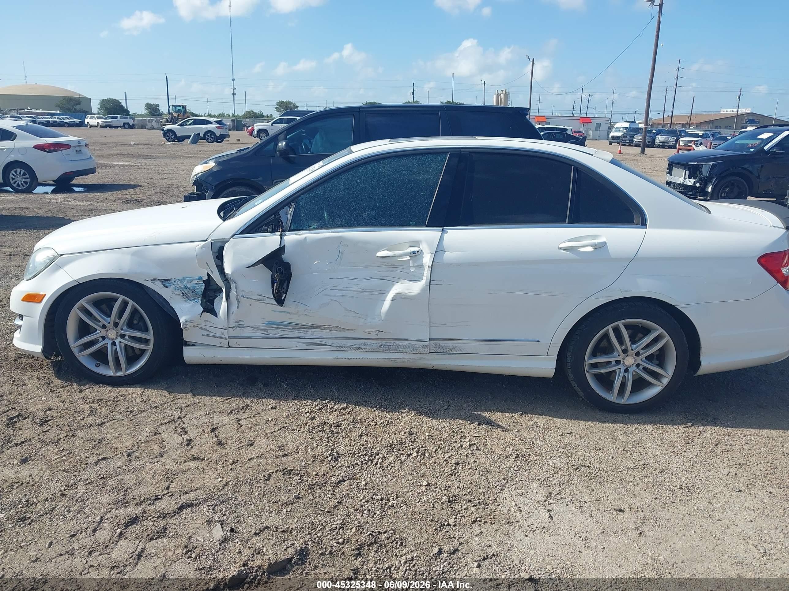 2013 Mercedes-benz C 300 Sport 4matic White vin: WDDGF8AB9DR281556