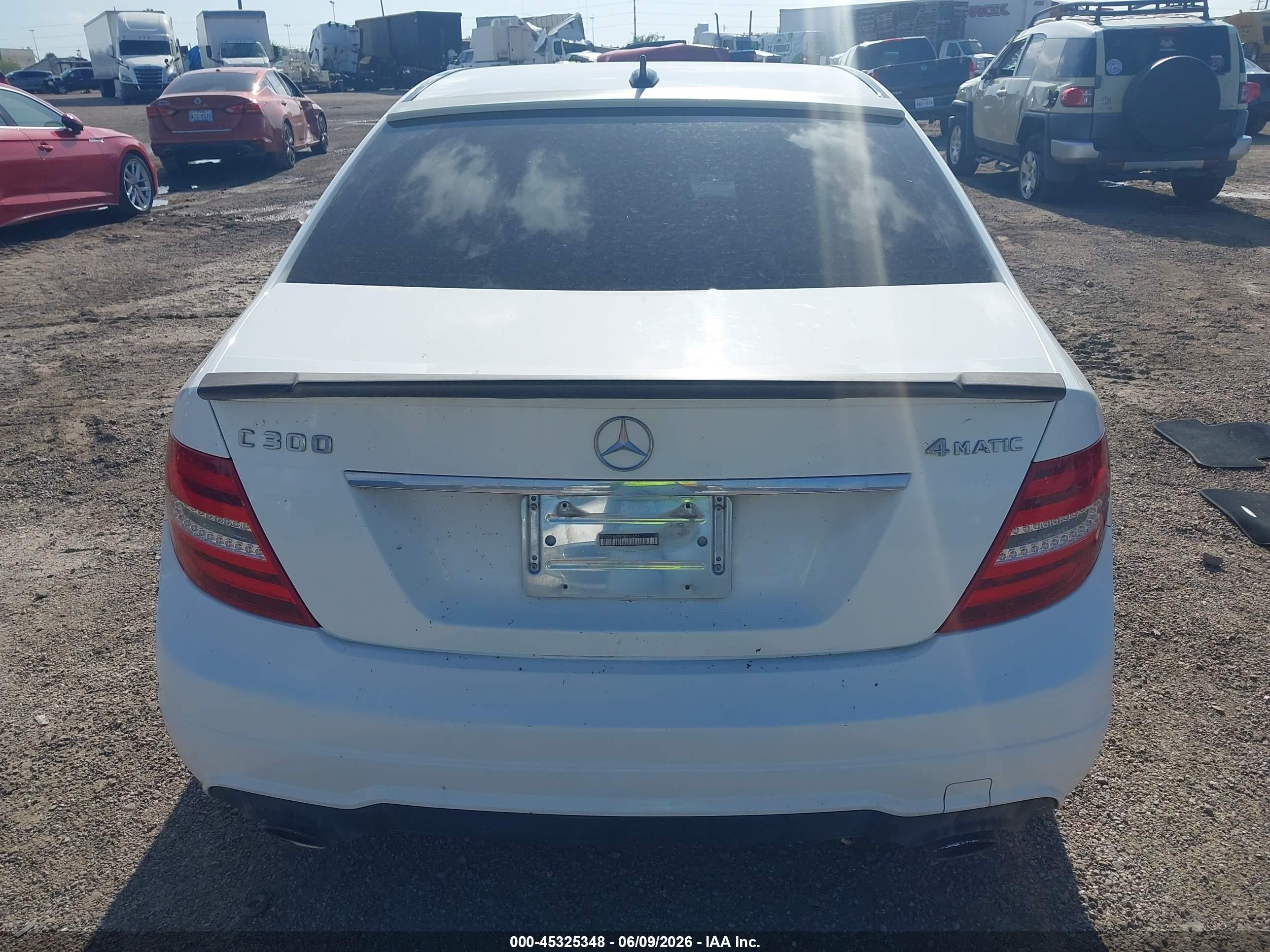 2013 Mercedes-benz C 300 Sport 4matic White vin: WDDGF8AB9DR281556