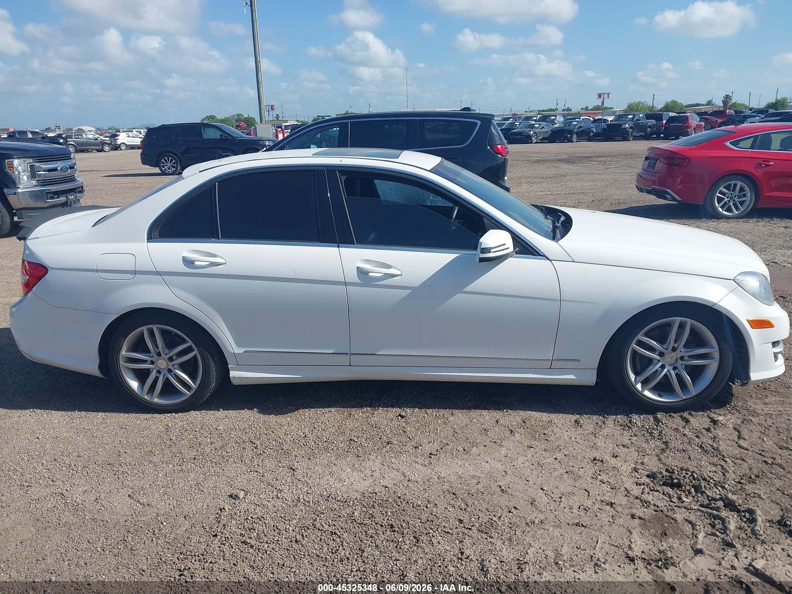 2013 Mercedes-benz C 300 Sport 4matic White vin: WDDGF8AB9DR281556