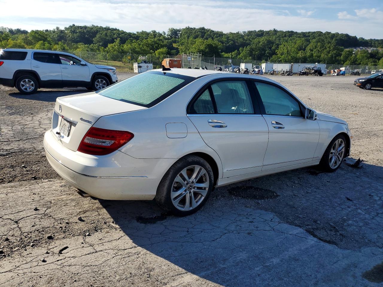 2013 Mercedes-benz C 300 4matic White vin: WDDGF8AB9DR290032