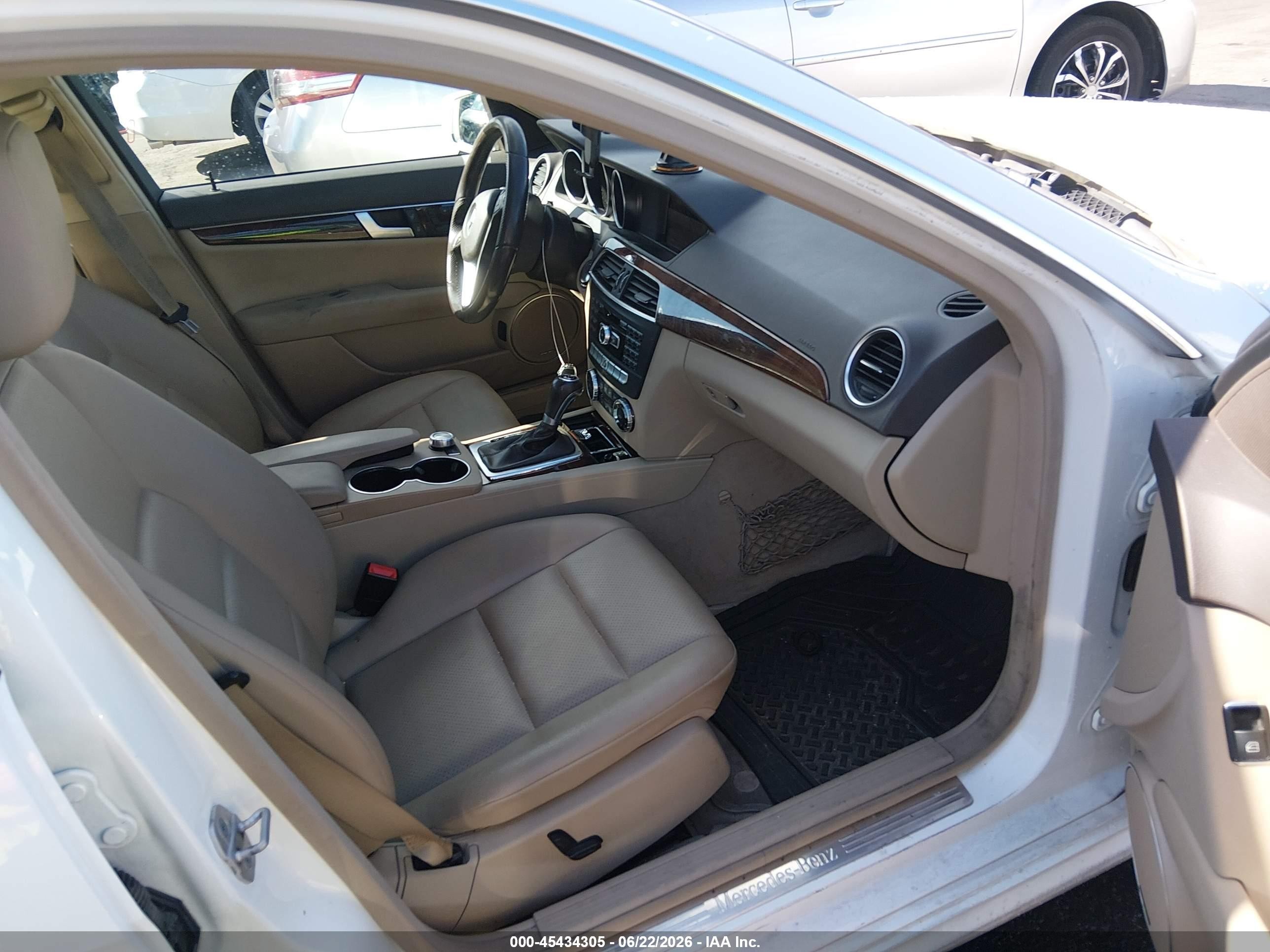 2014 Mercedes-benz C 300 Sport 4matic Белый vin: WDDGF8AB9EA961392
