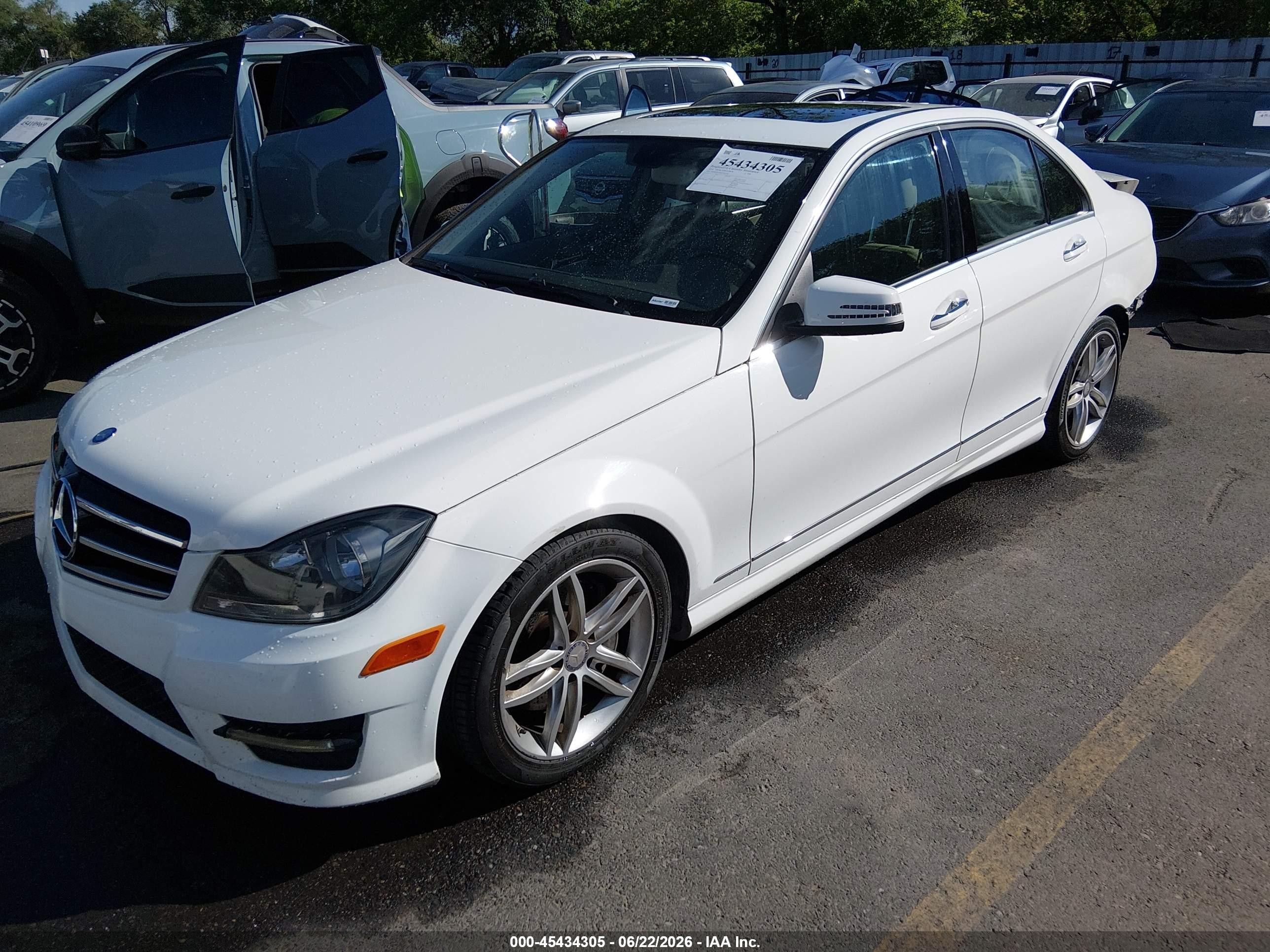 2014 Mercedes-benz C 300 Sport 4matic Белый vin: WDDGF8AB9EA961392
