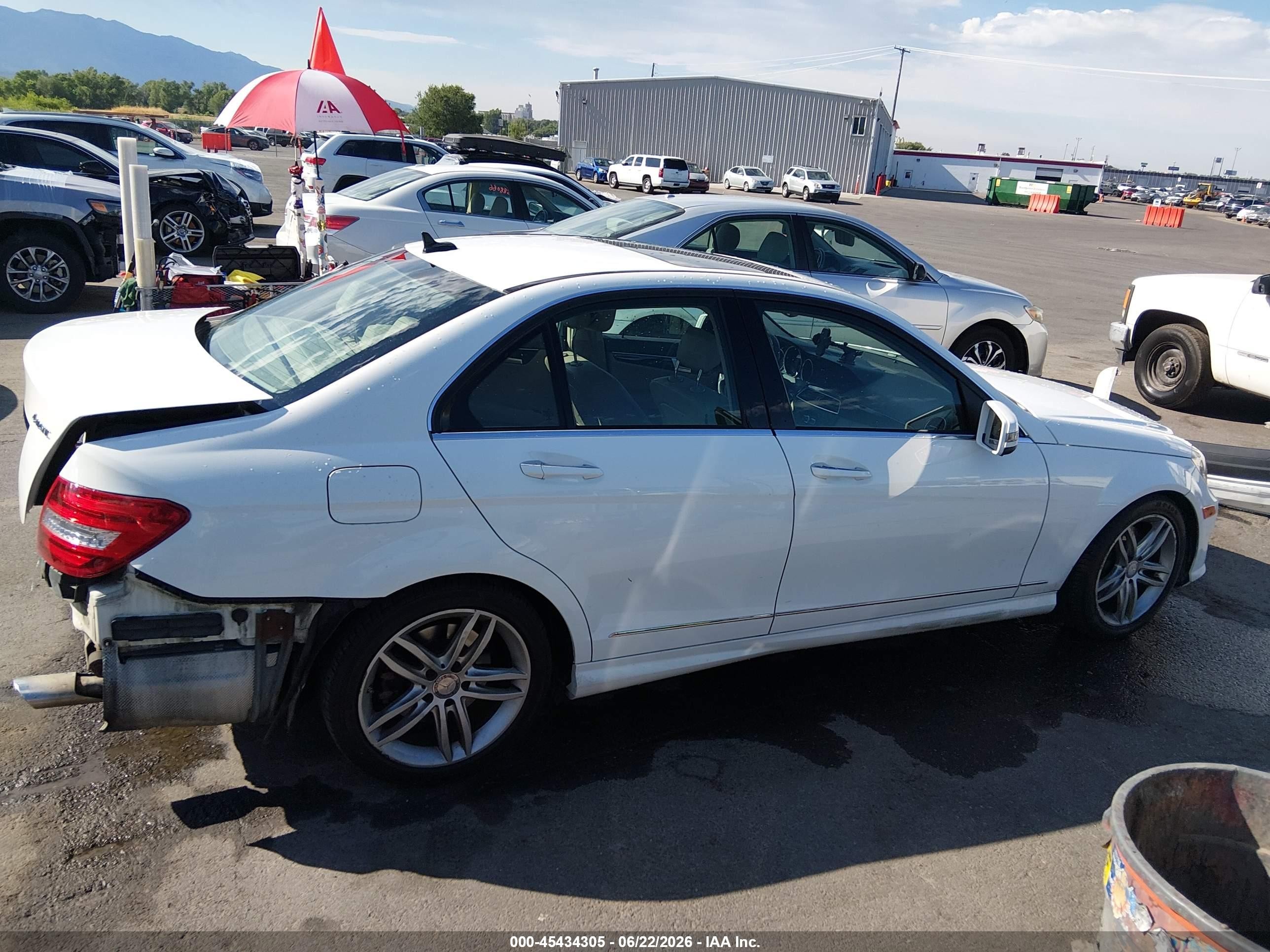 2014 Mercedes-benz C 300 Sport 4matic Белый vin: WDDGF8AB9EA961392