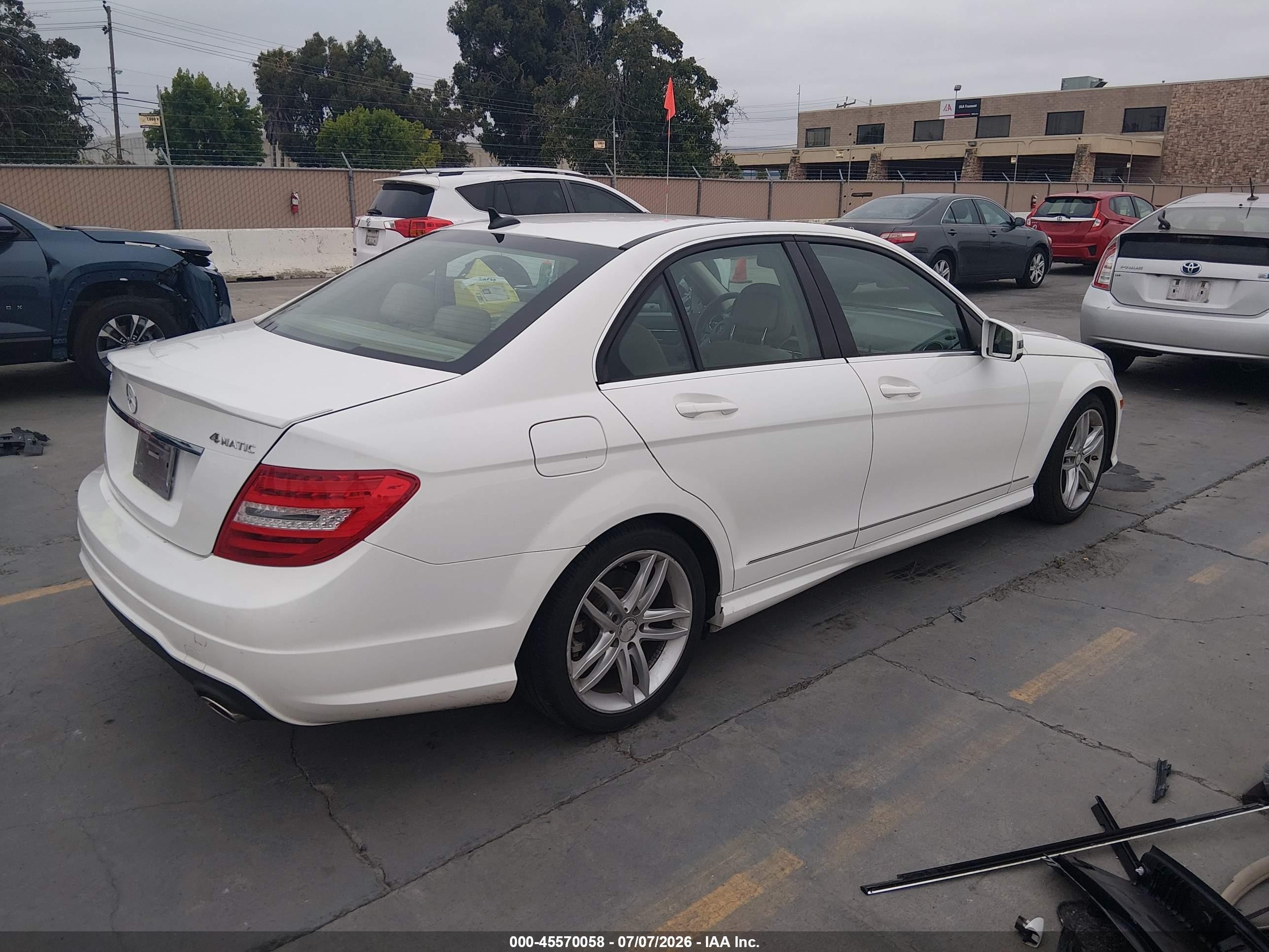 2014 Mercedes-benz C 300 Sport 4matic White vin: WDDGF8AB9EA966477