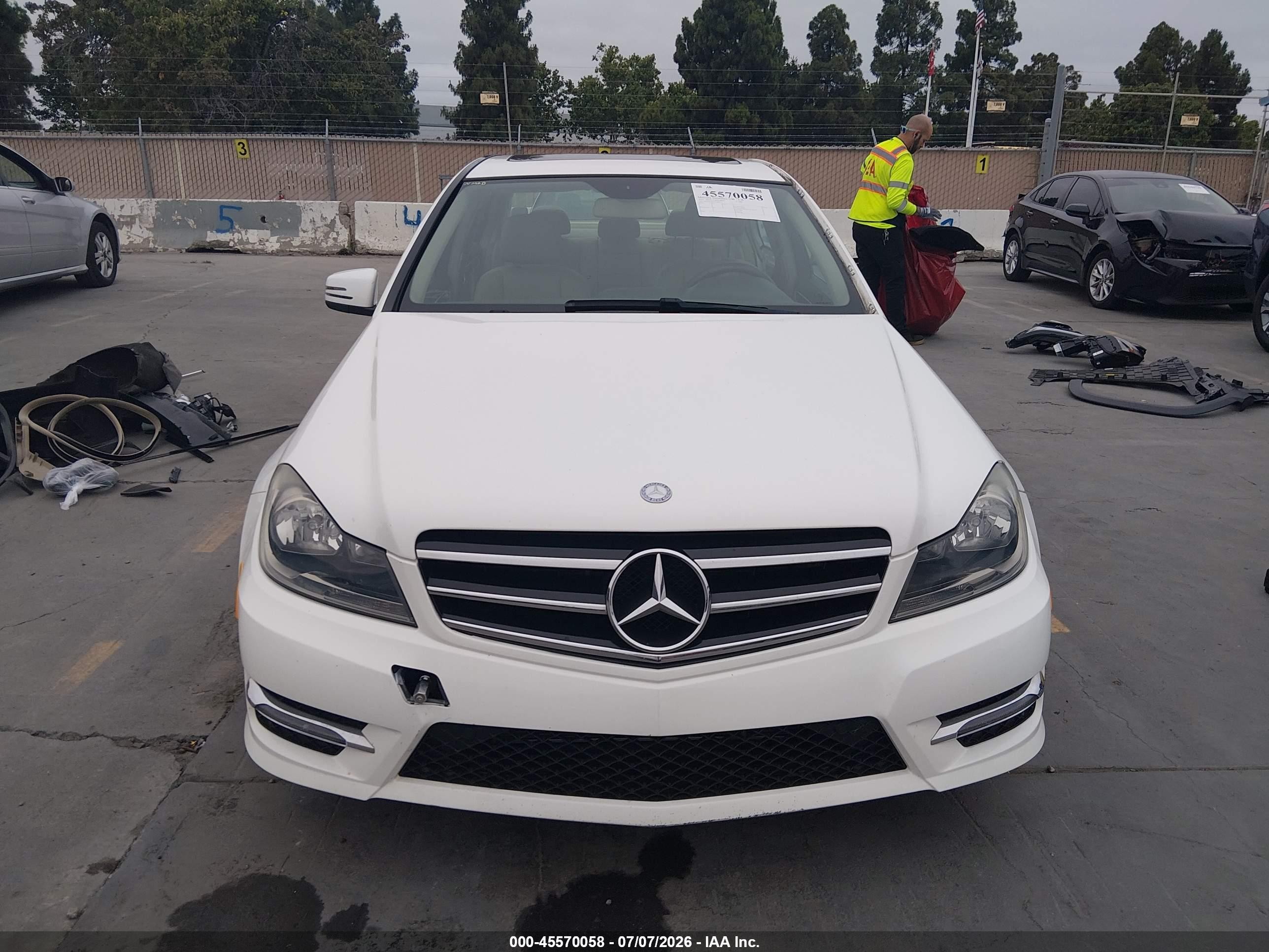 2014 Mercedes-benz C 300 Sport 4matic White vin: WDDGF8AB9EA966477