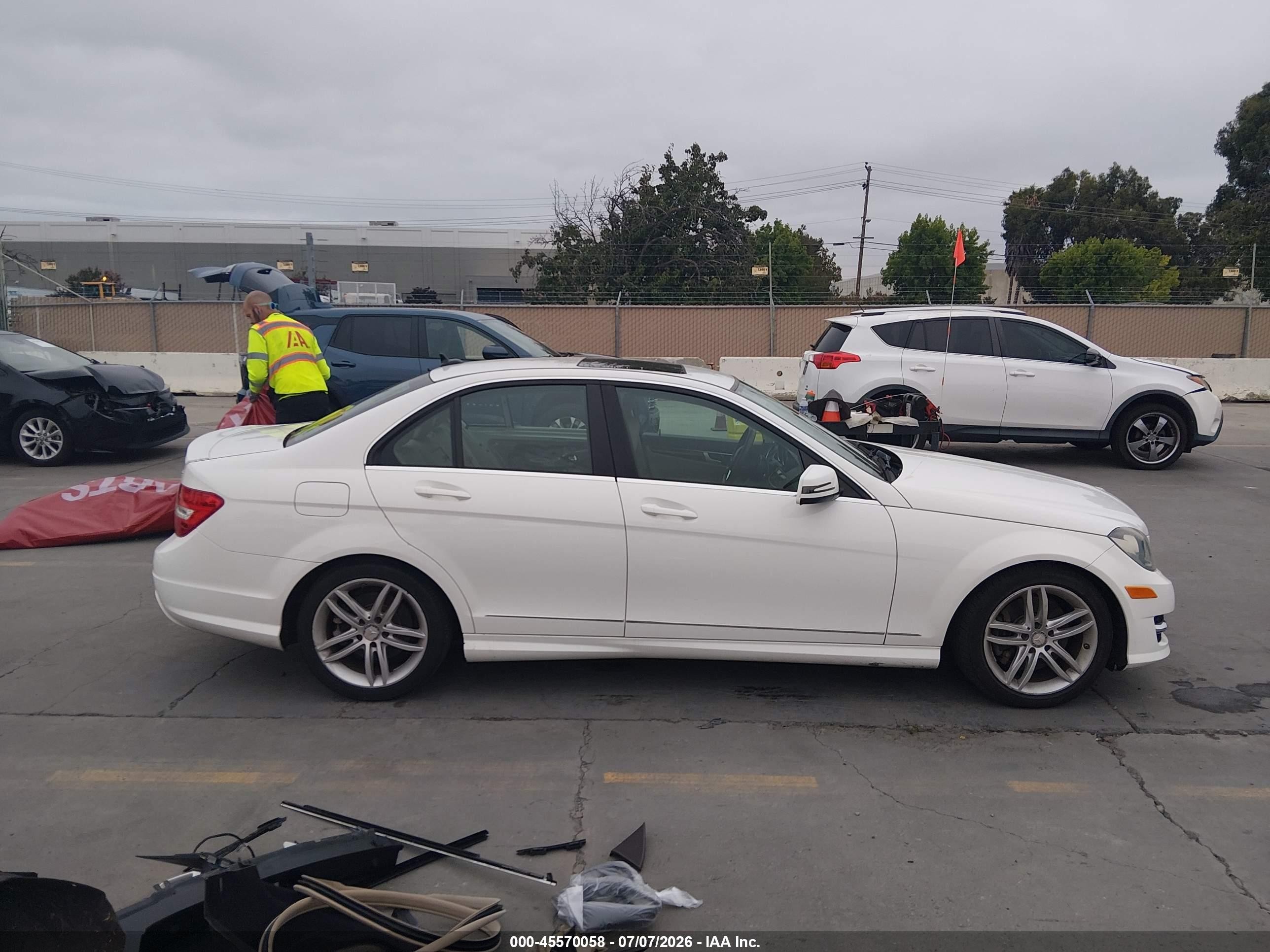 2014 Mercedes-benz C 300 Sport 4matic White vin: WDDGF8AB9EA966477