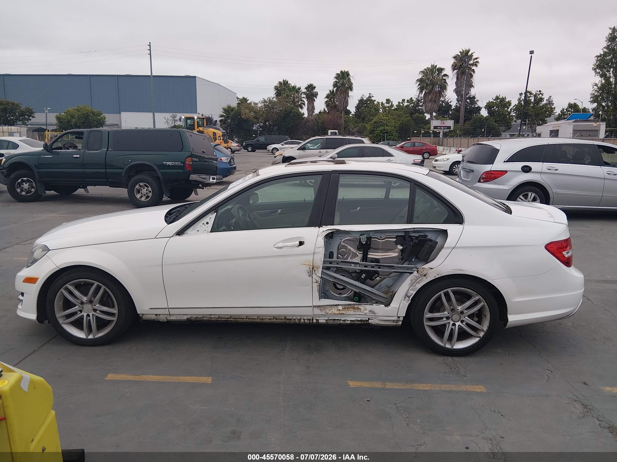 2014 Mercedes-benz C 300 Sport 4matic White vin: WDDGF8AB9EA966477