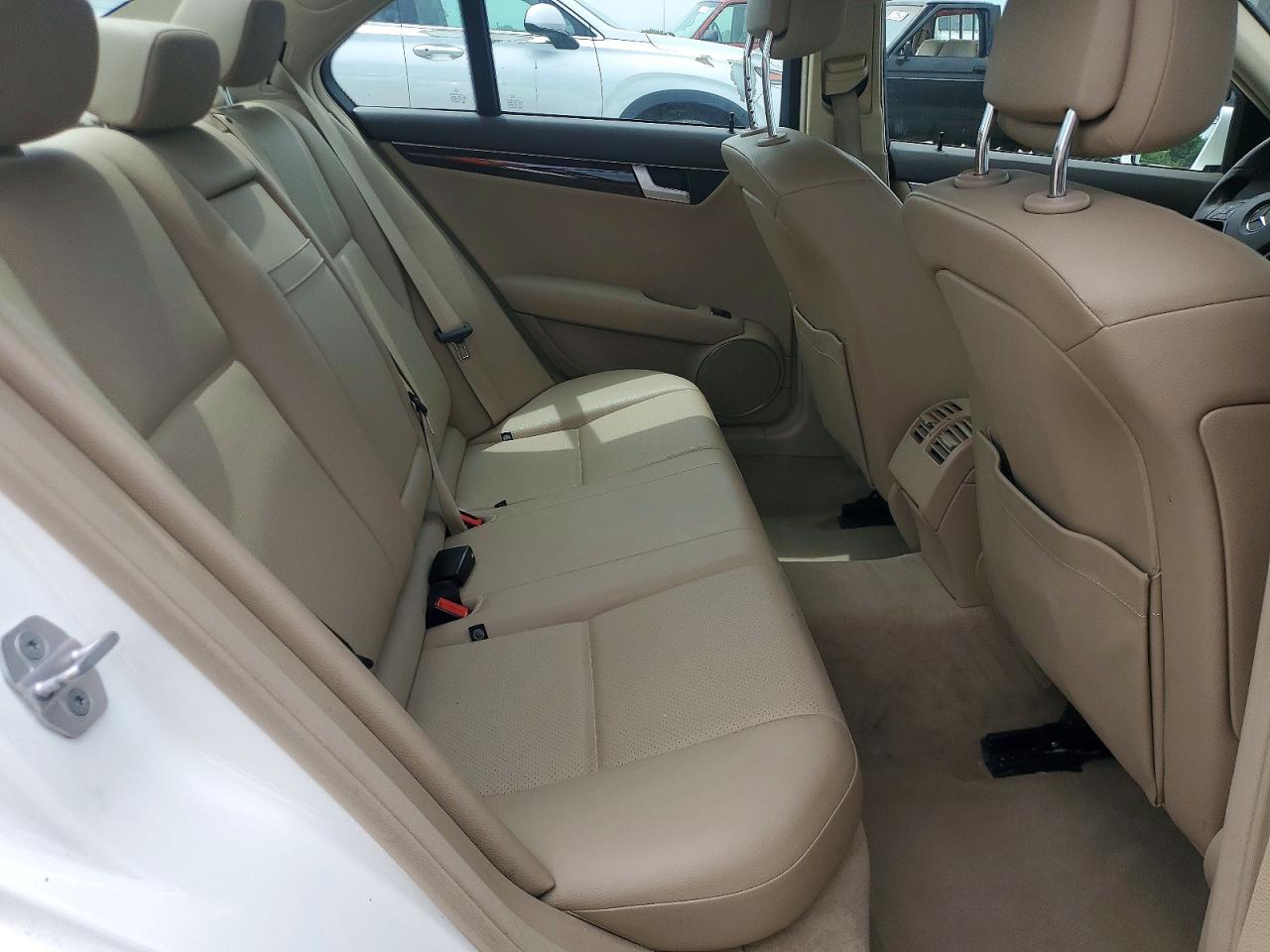2014 Mercedes-benz C 300 4matic White vin: WDDGF8AB9EG161107