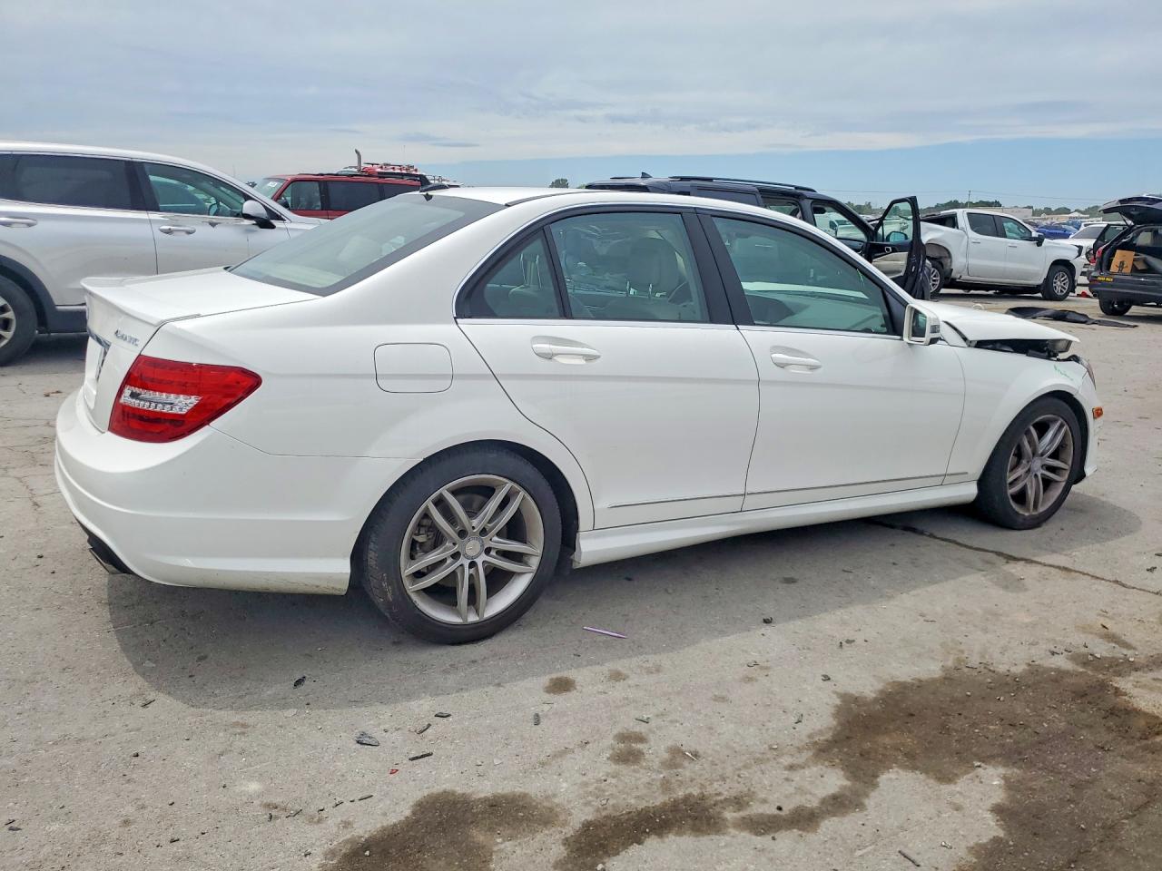 2014 Mercedes-benz C 300 4matic White vin: WDDGF8AB9EG161107