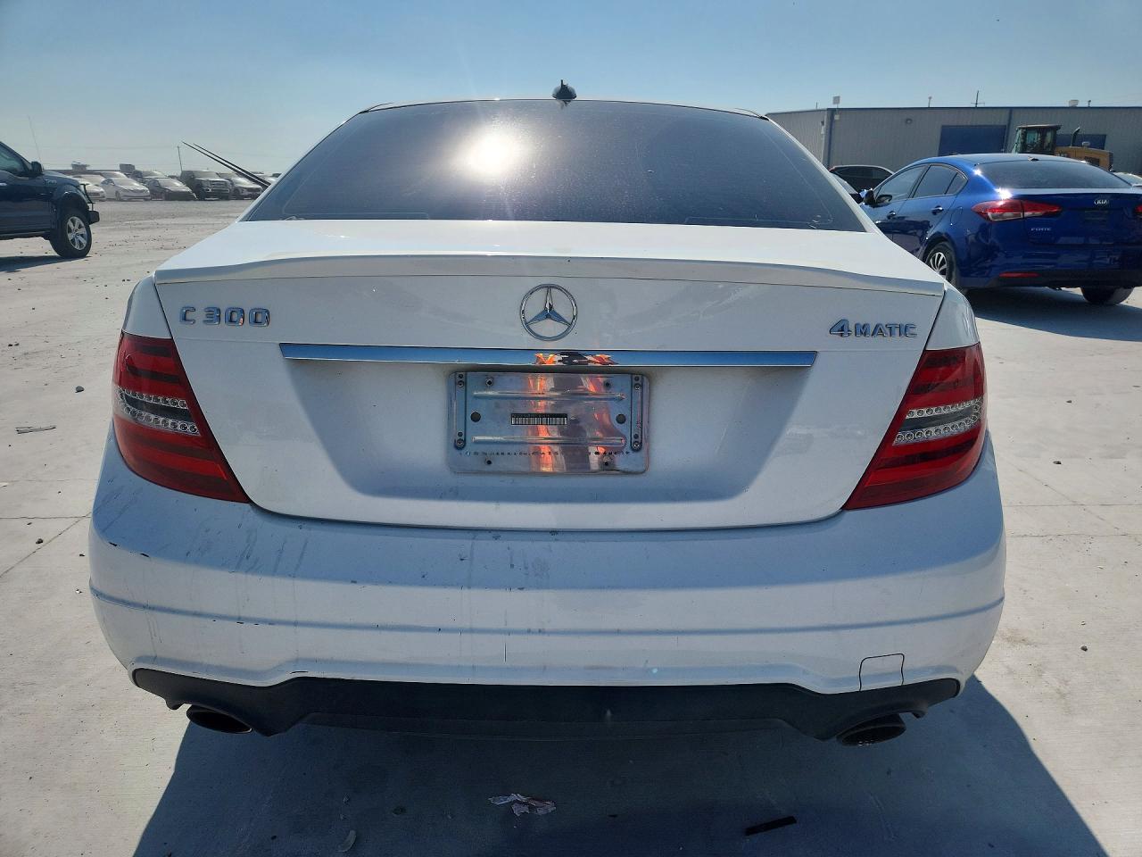 2014 Mercedes-benz C 300 4matic White vin: WDDGF8AB9EG181616