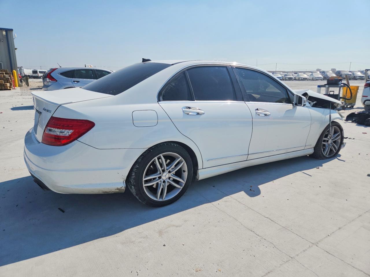2014 Mercedes-benz C 300 4matic White vin: WDDGF8AB9EG181616
