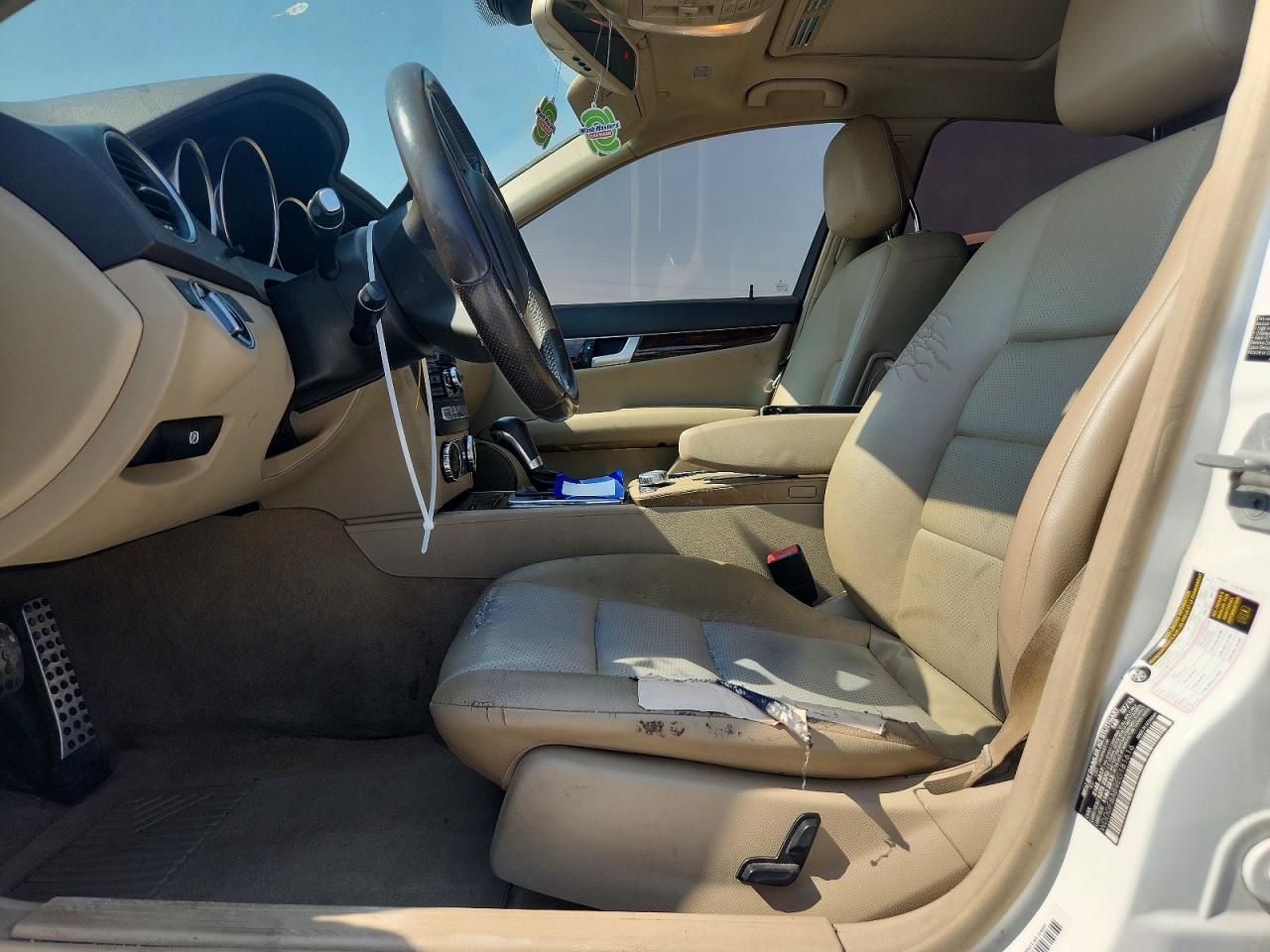 2014 Mercedes-benz C 300 4matic White vin: WDDGF8AB9EG181616