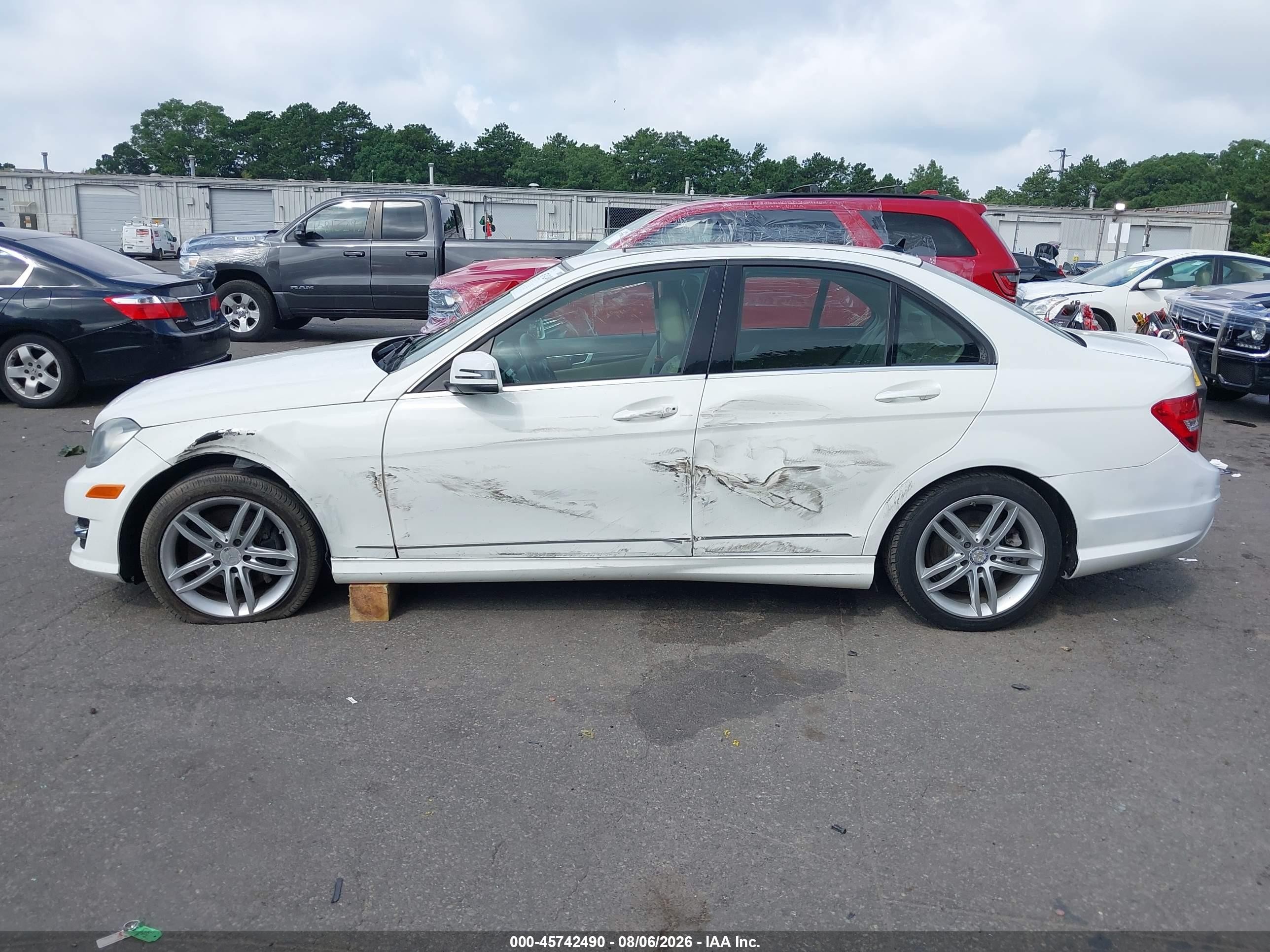 2013 Mercedes-benz C 300 Sport 4matic White vin: WDDGF8ABXDA867245