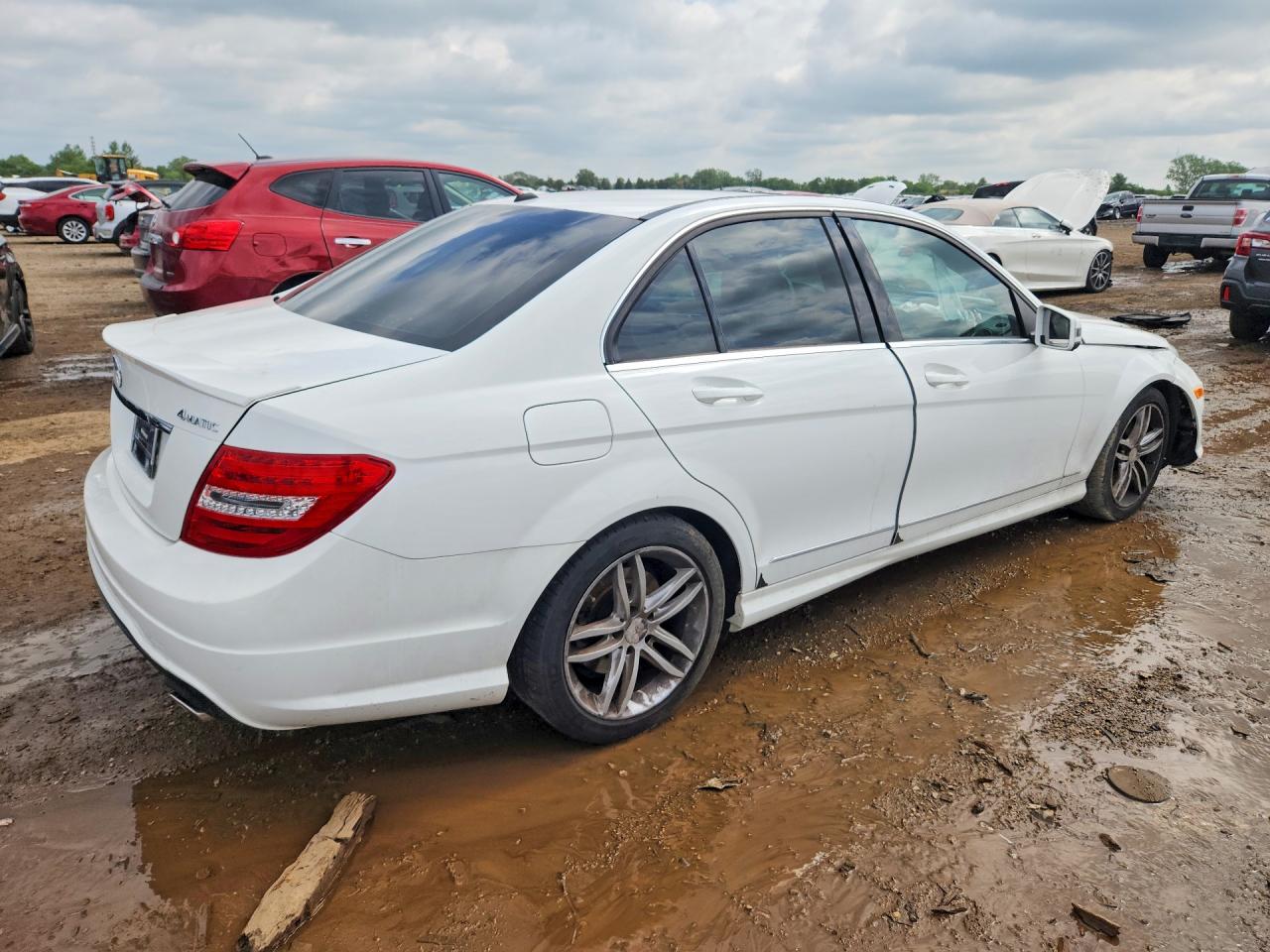 2013 Mercedes-benz C 300 4matic Белый vin: WDDGF8ABXDR273403