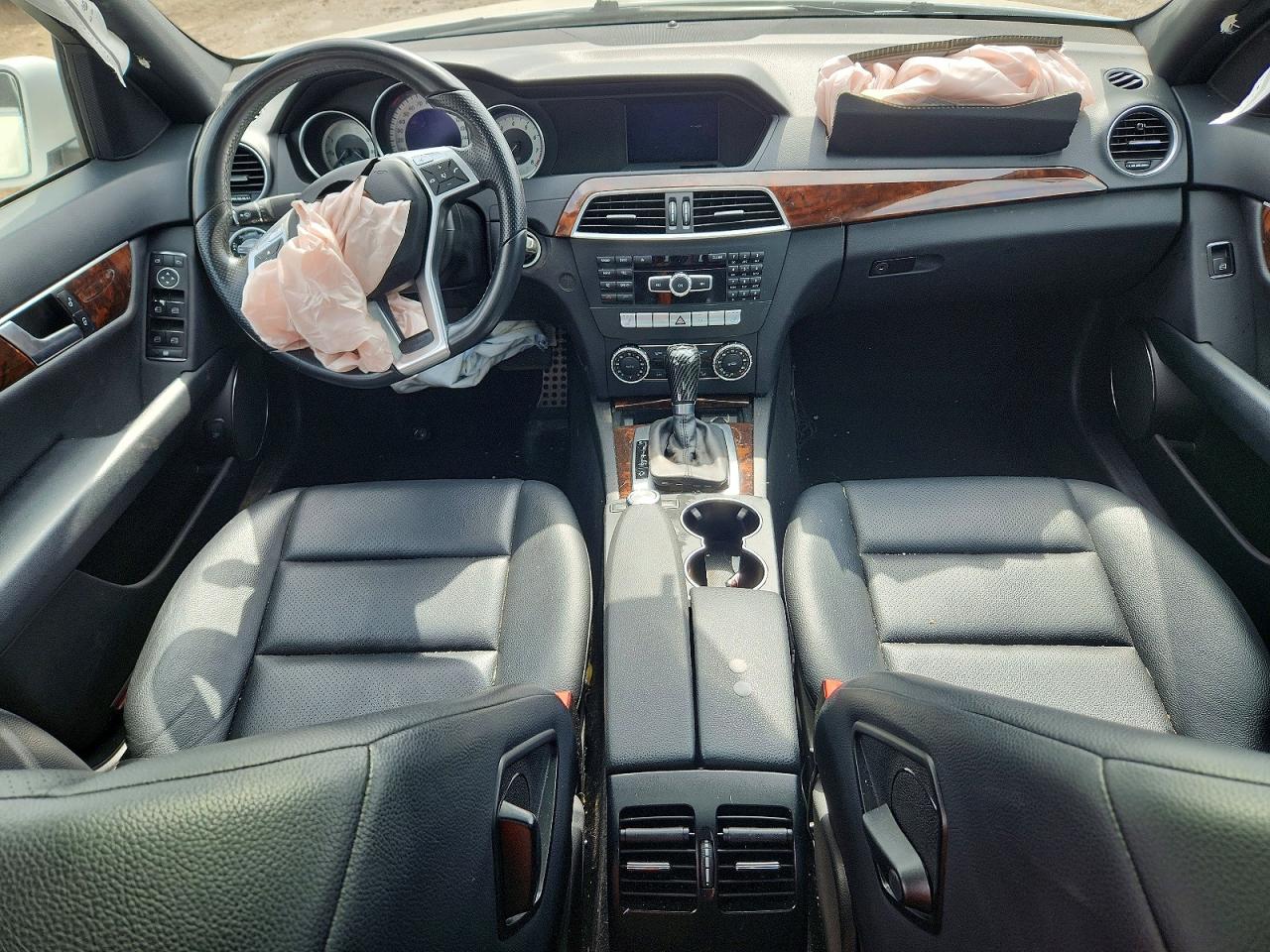 2013 Mercedes-benz C 300 4matic Белый vin: WDDGF8ABXDR273403