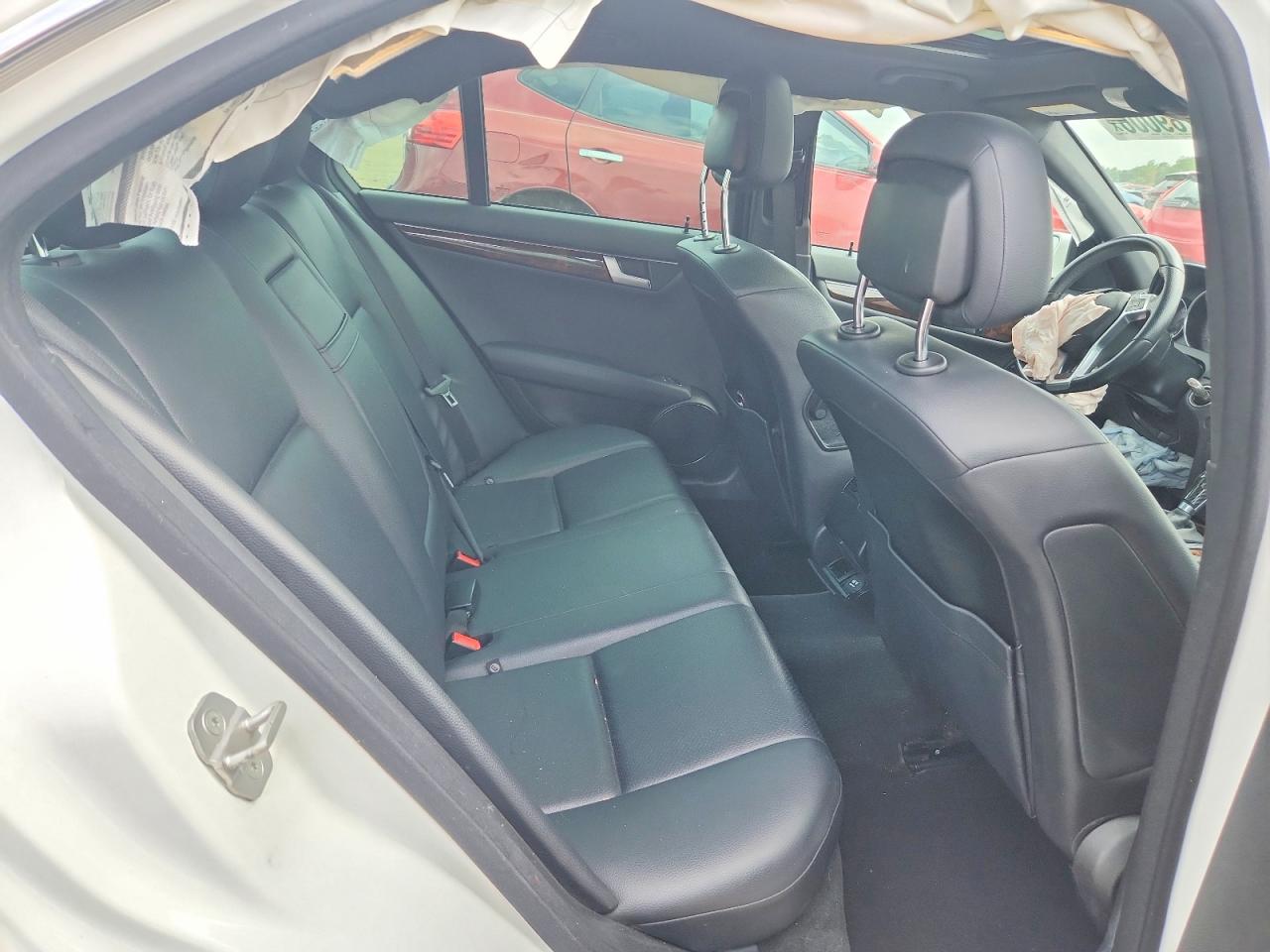 2013 Mercedes-benz C 300 4matic Белый vin: WDDGF8ABXDR273403