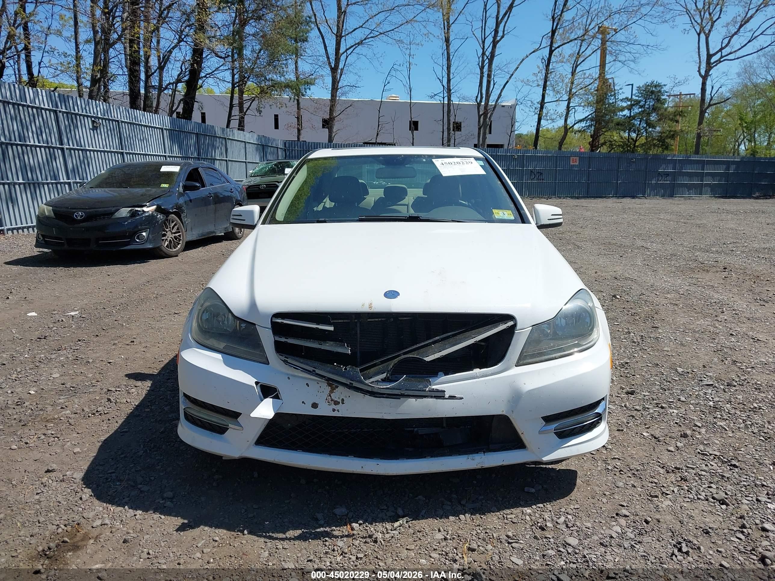2013 Mercedes-benz C 300 Sport 4matic White vin: WDDGF8ABXDR286605