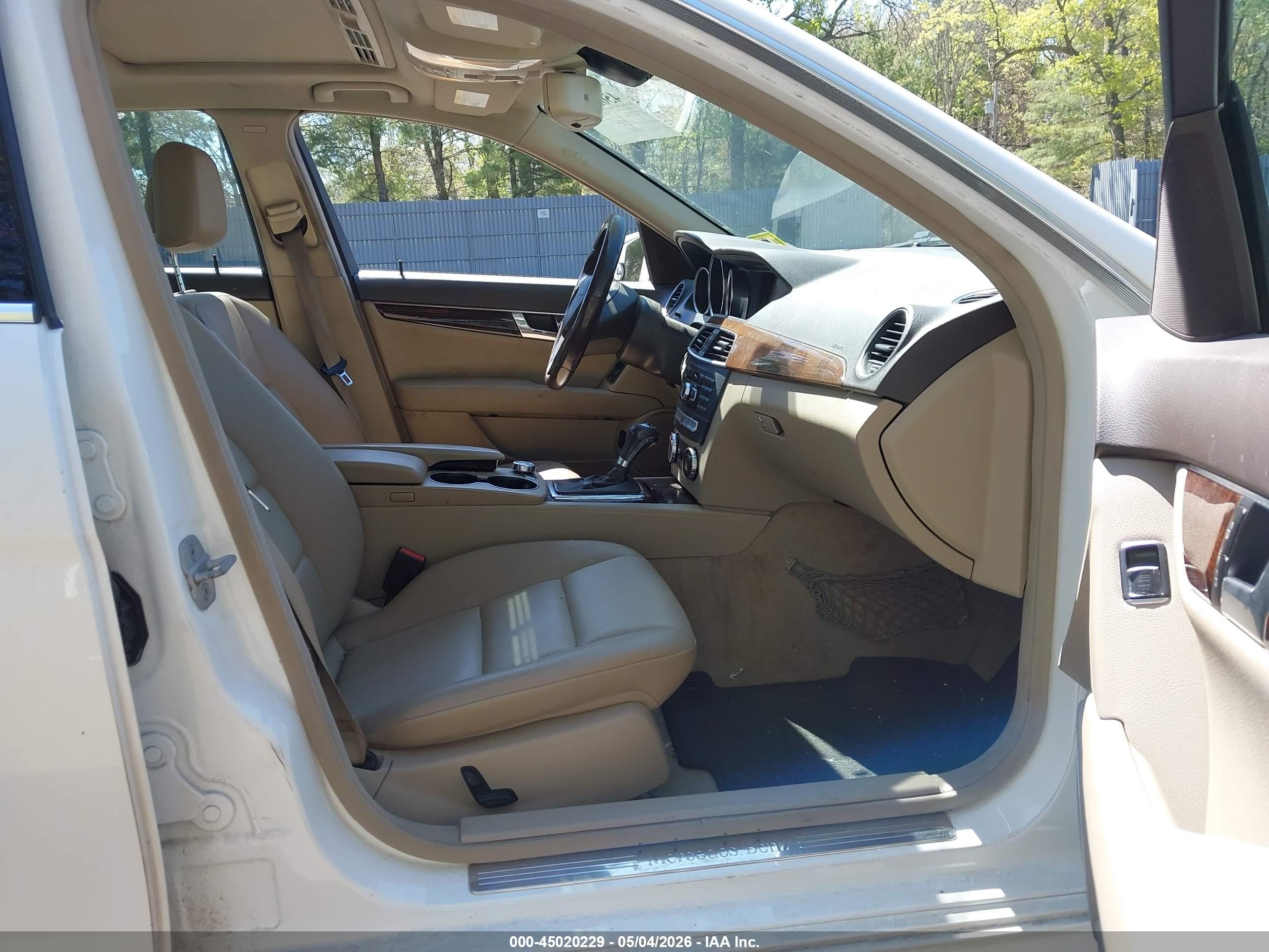 2013 Mercedes-benz C 300 Sport 4matic White vin: WDDGF8ABXDR286605