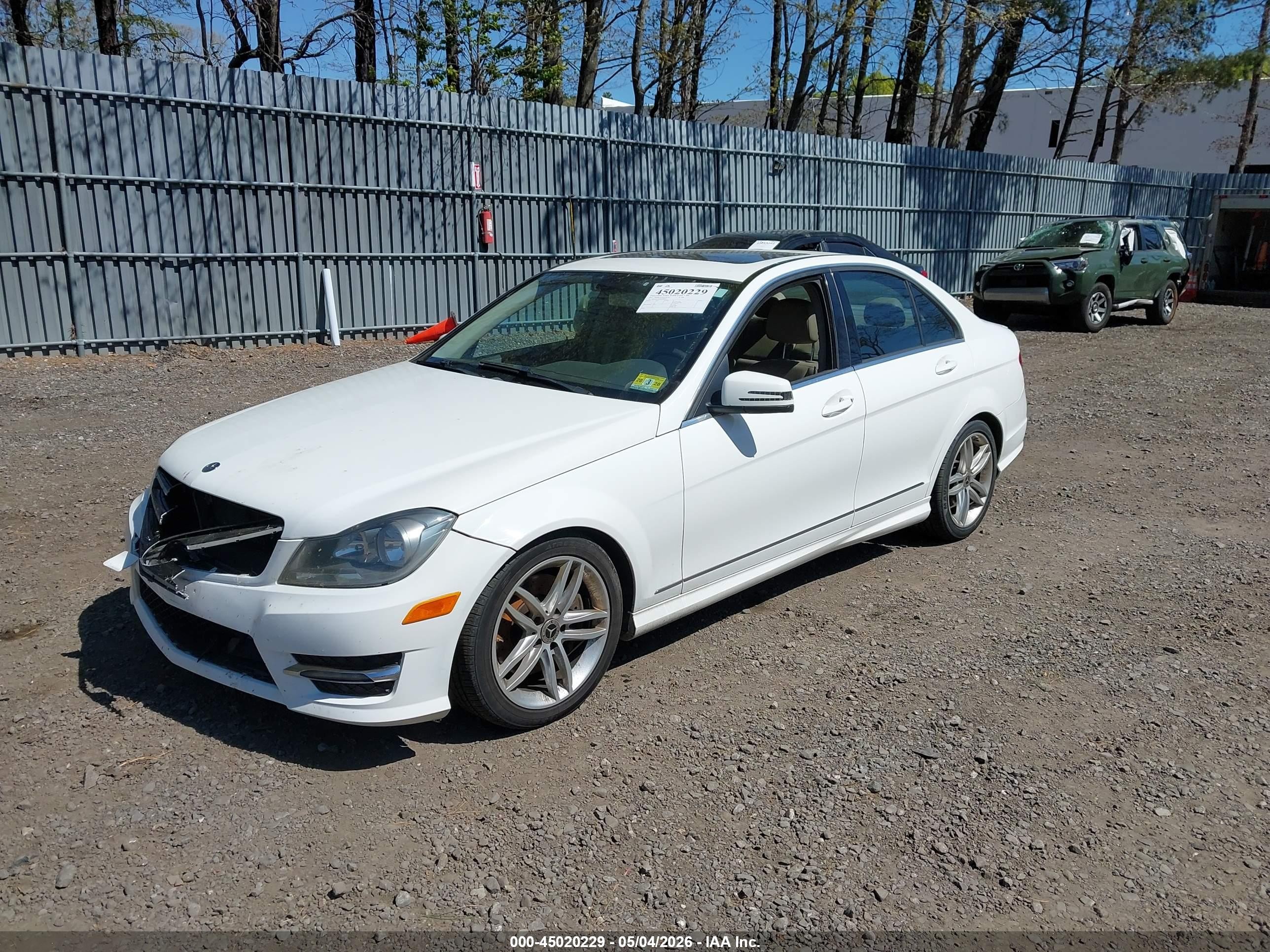 2013 Mercedes-benz C 300 Sport 4matic White vin: WDDGF8ABXDR286605