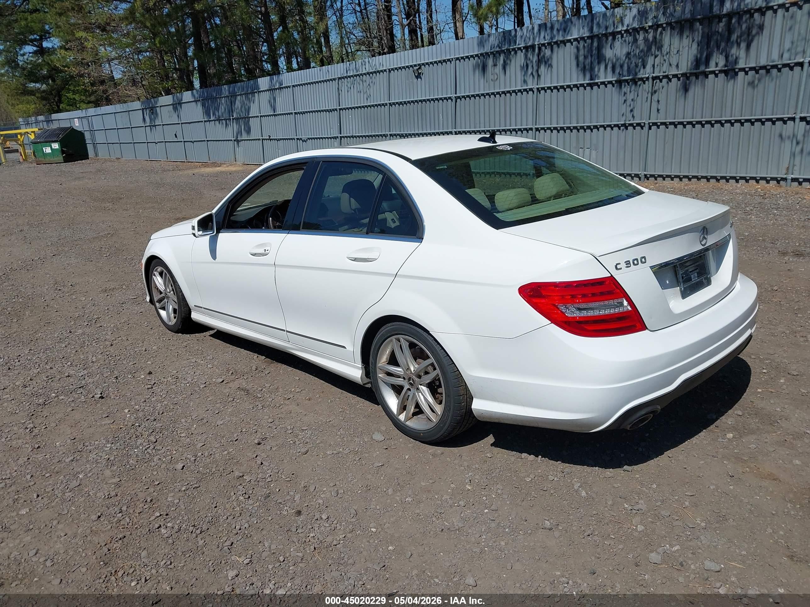 2013 Mercedes-benz C 300 Sport 4matic White vin: WDDGF8ABXDR286605