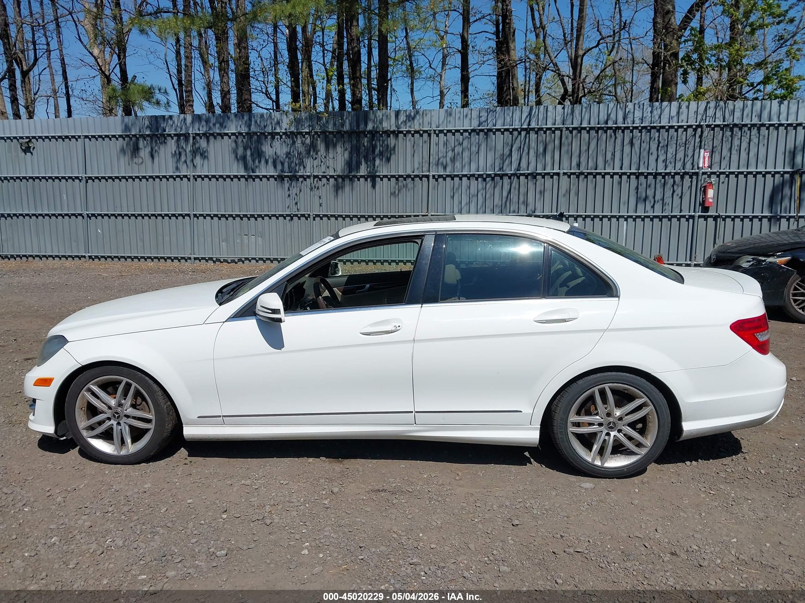 2013 Mercedes-benz C 300 Sport 4matic White vin: WDDGF8ABXDR286605