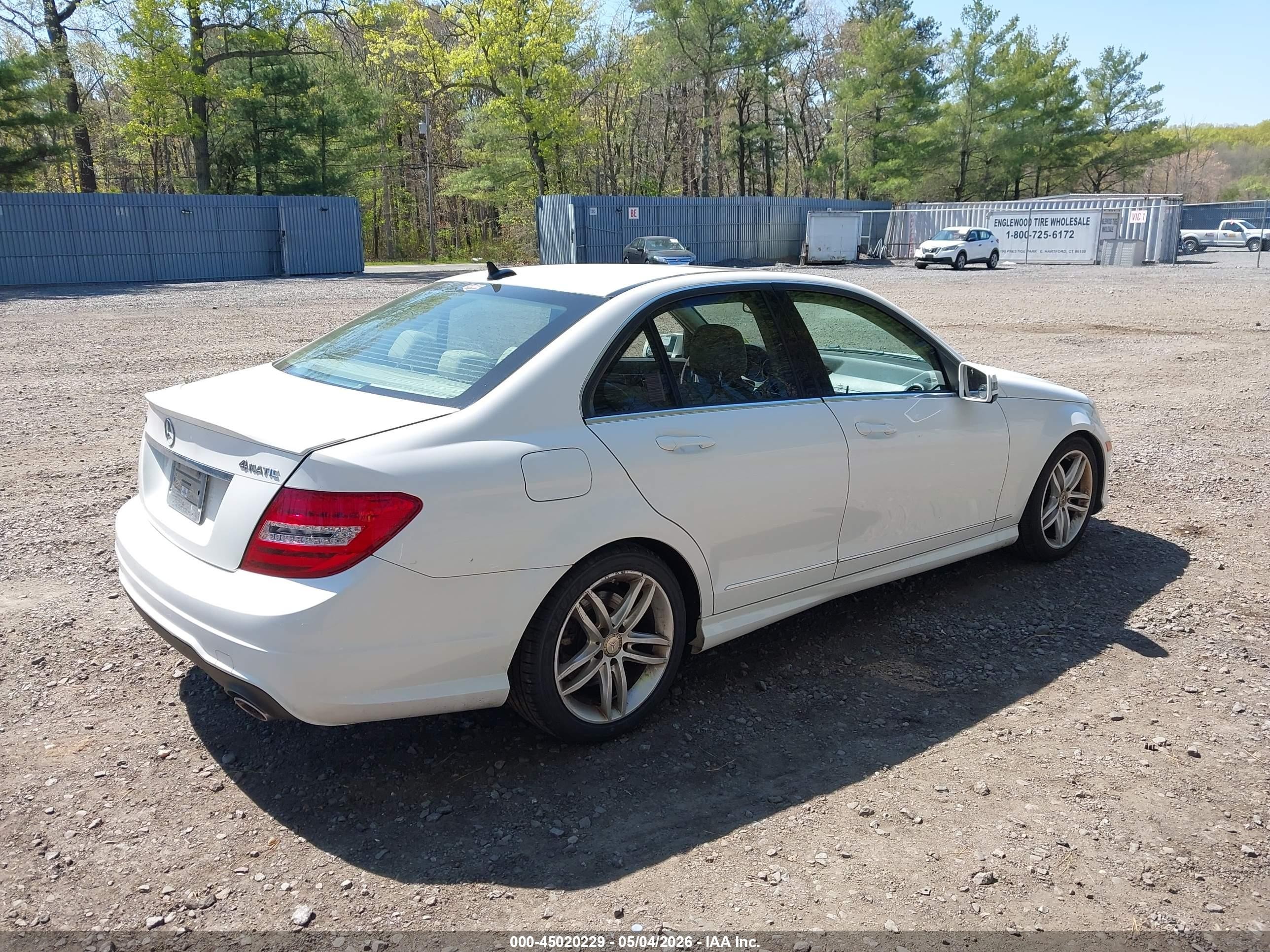 2013 Mercedes-benz C 300 Sport 4matic White vin: WDDGF8ABXDR286605