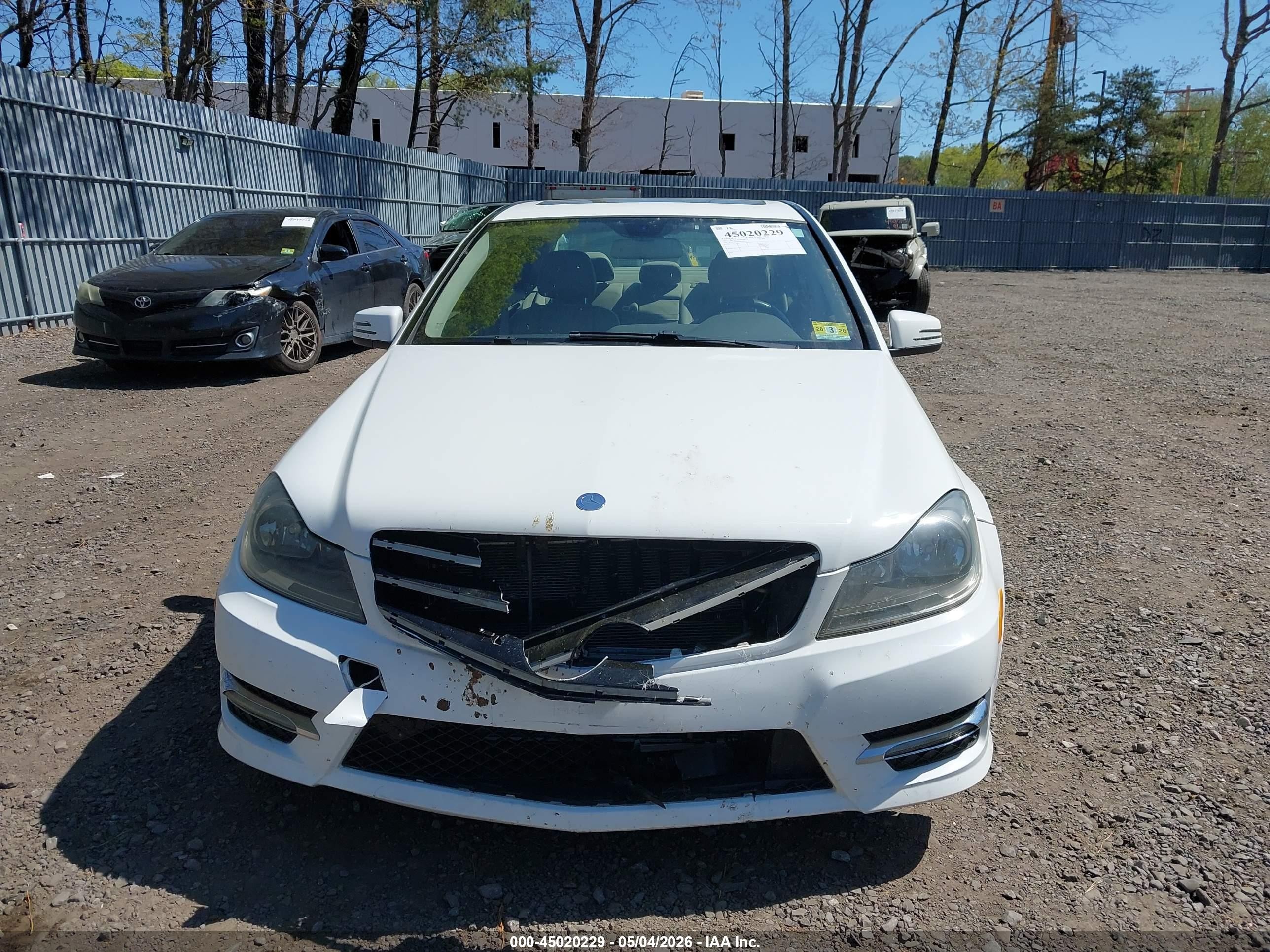 2013 Mercedes-benz C 300 Sport 4matic White vin: WDDGF8ABXDR286605