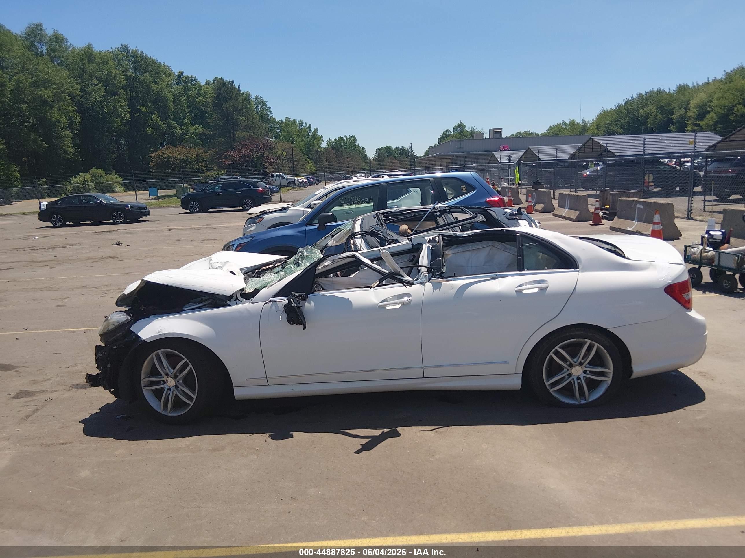 2013 Mercedes-benz C 300 Sport 4matic White vin: WDDGF8ABXDR296616