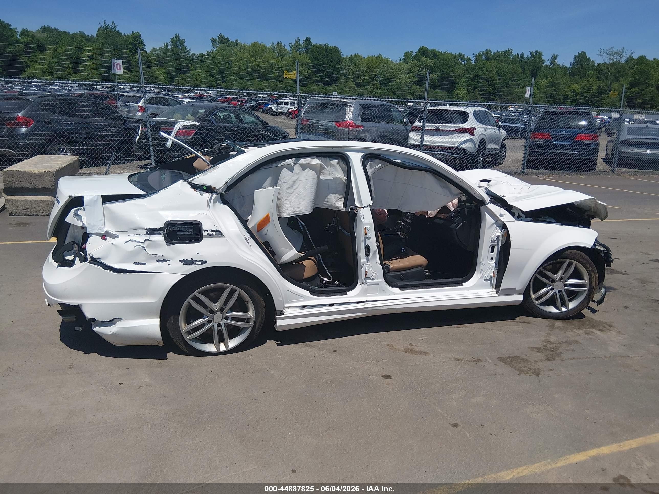 2013 Mercedes-benz C 300 Sport 4matic White vin: WDDGF8ABXDR296616