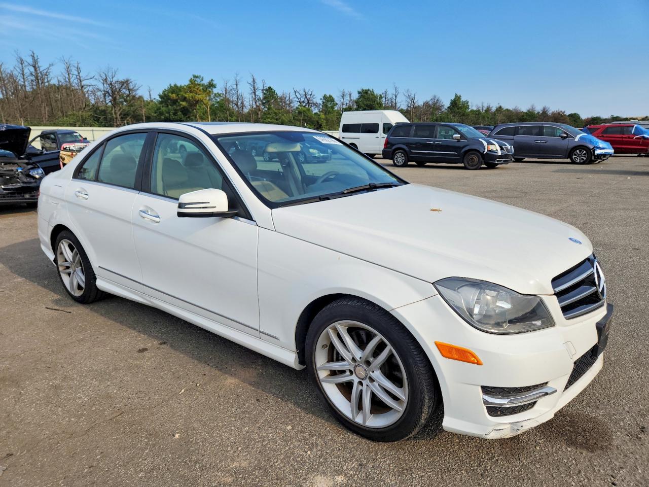 2014 Mercedes-benz C 300 4matic White vin: WDDGF8ABXEA958064