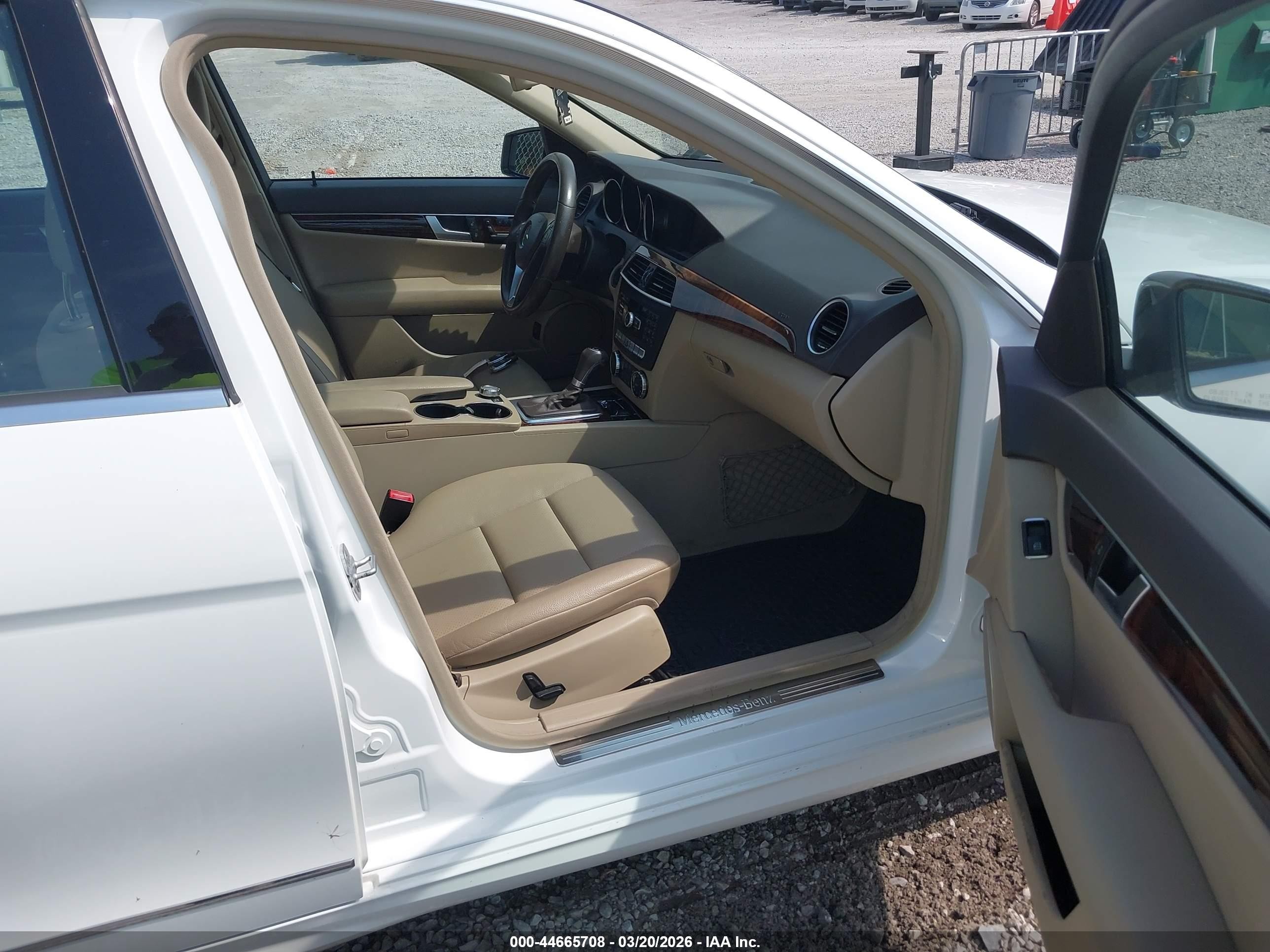 2014 Mercedes-benz C 300 Luxury 4matic/sport 4matic Белый vin: WDDGF8ABXER313156