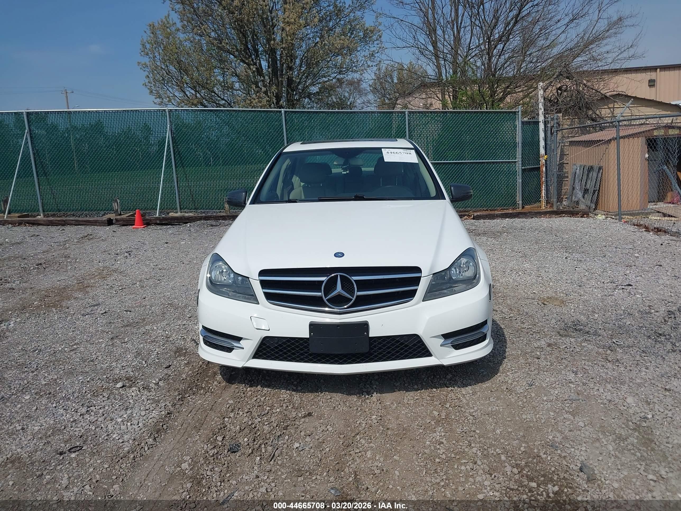 2014 Mercedes-benz C 300 Luxury 4matic/sport 4matic Белый vin: WDDGF8ABXER313156
