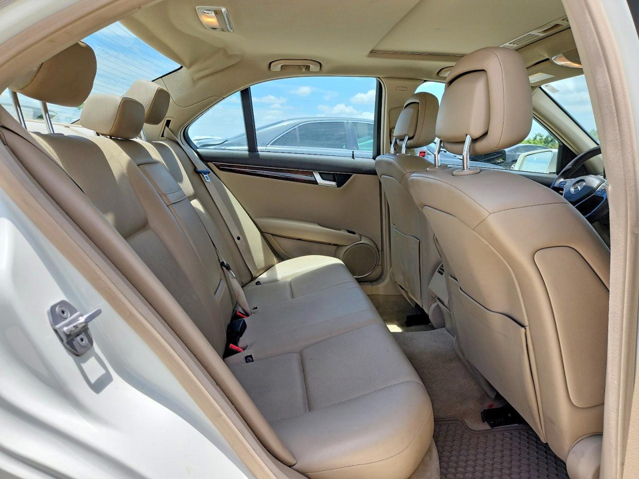 2012 Mercedes-benz C 300 4matic White vin: WDDGF8BB0CR192004